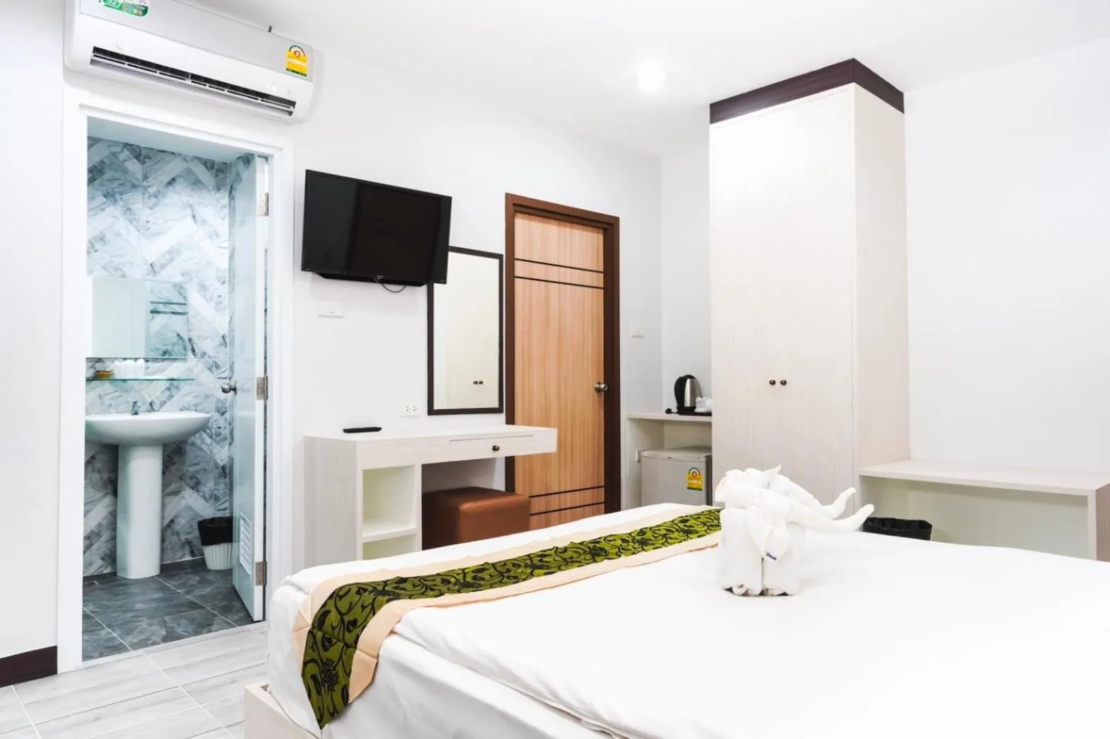 Bedroom, Bed in Neptuna Hotel