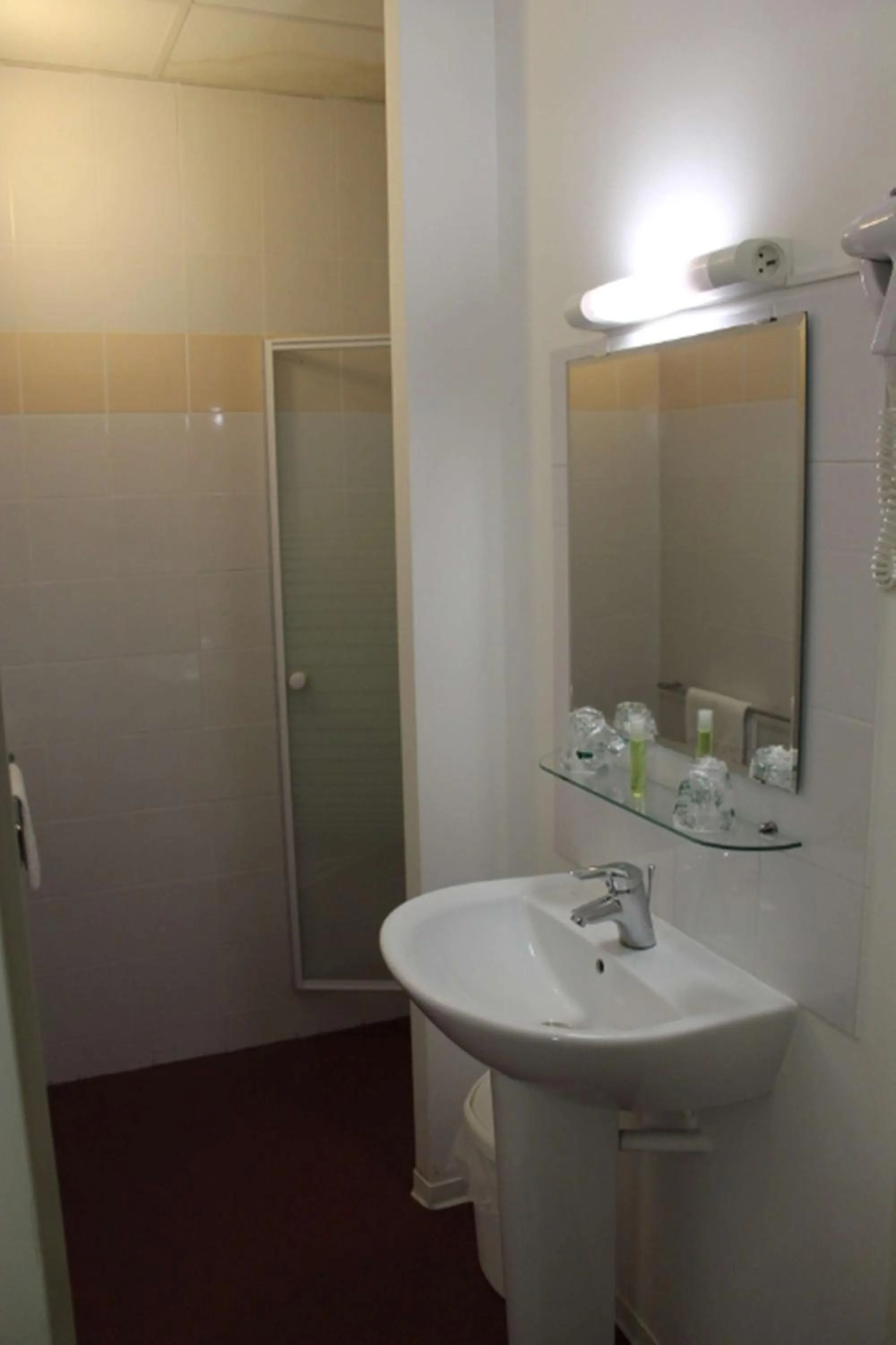 Bathroom in Brit Hotel MOTEL - Lyon L'Arbresle