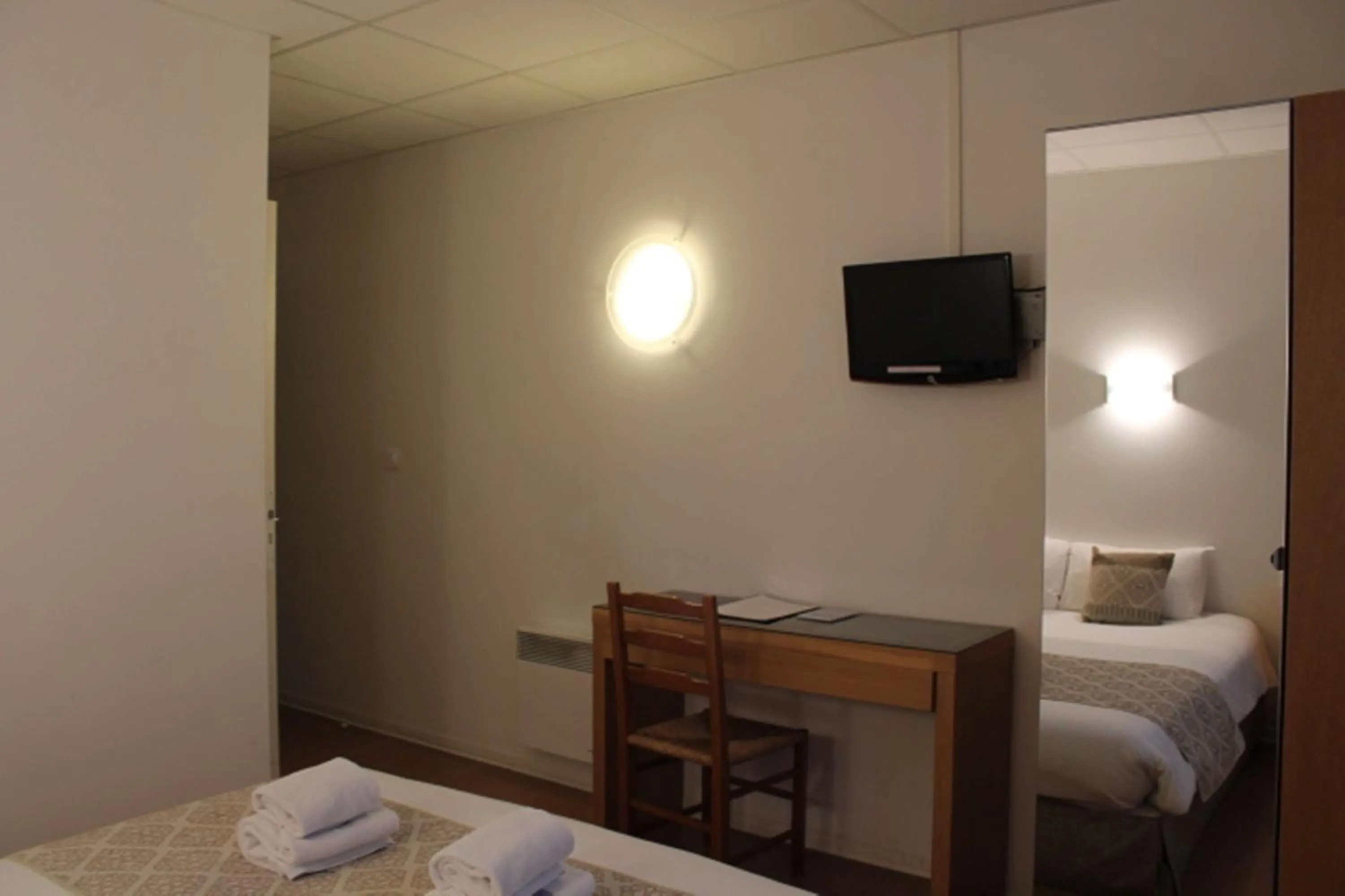 Bedroom, Bed in Brit Hotel MOTEL - Lyon L'Arbresle