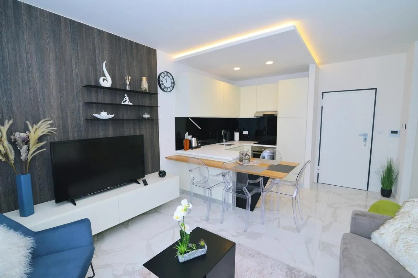 TV and multimedia in Apartments in Villa Ziza, rooftop swimming pool