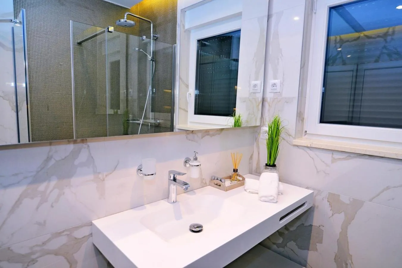 Shower in Apartments in Villa Ziza, rooftop swimming pool