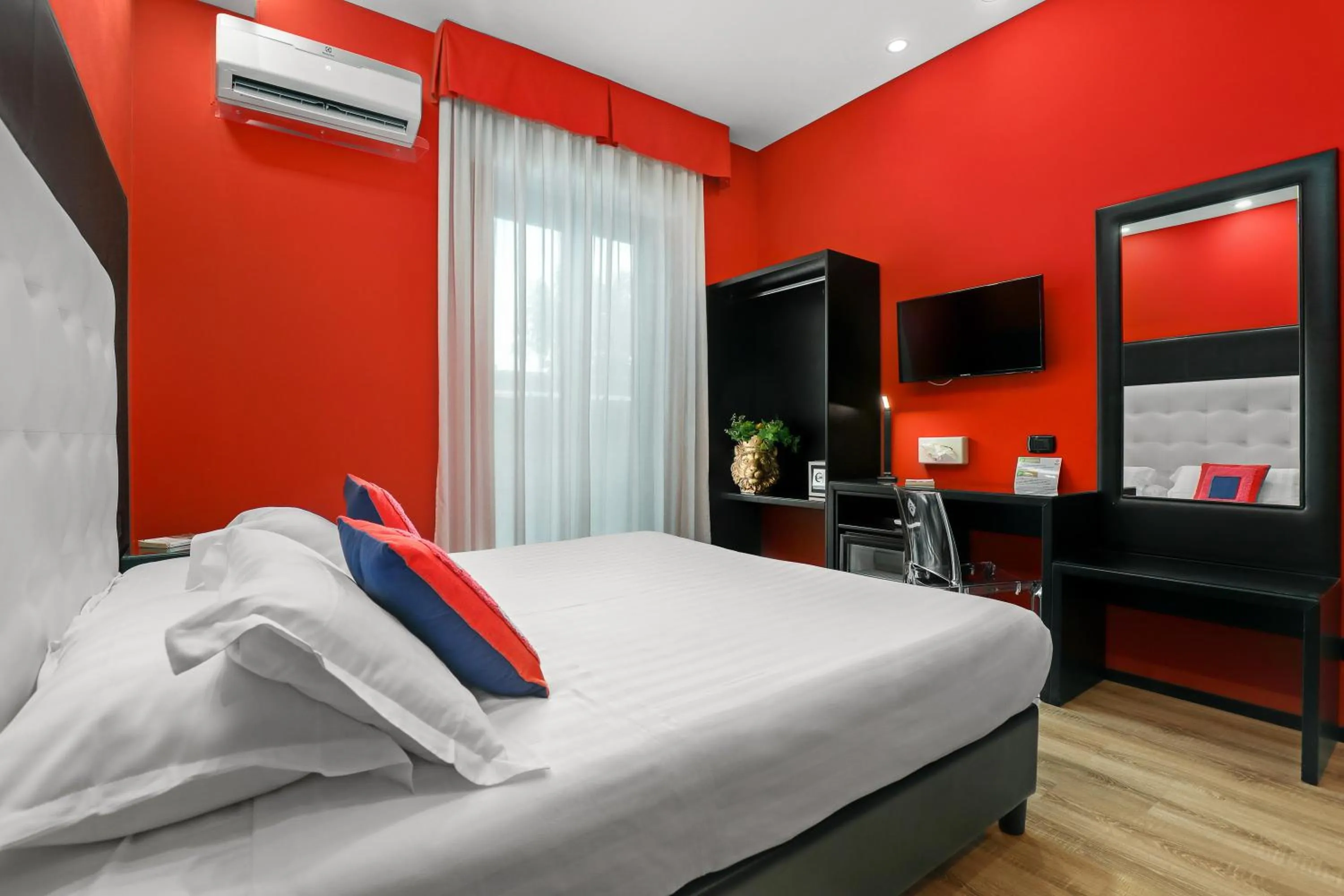 Bed in Reggia Suite Spa Hotel