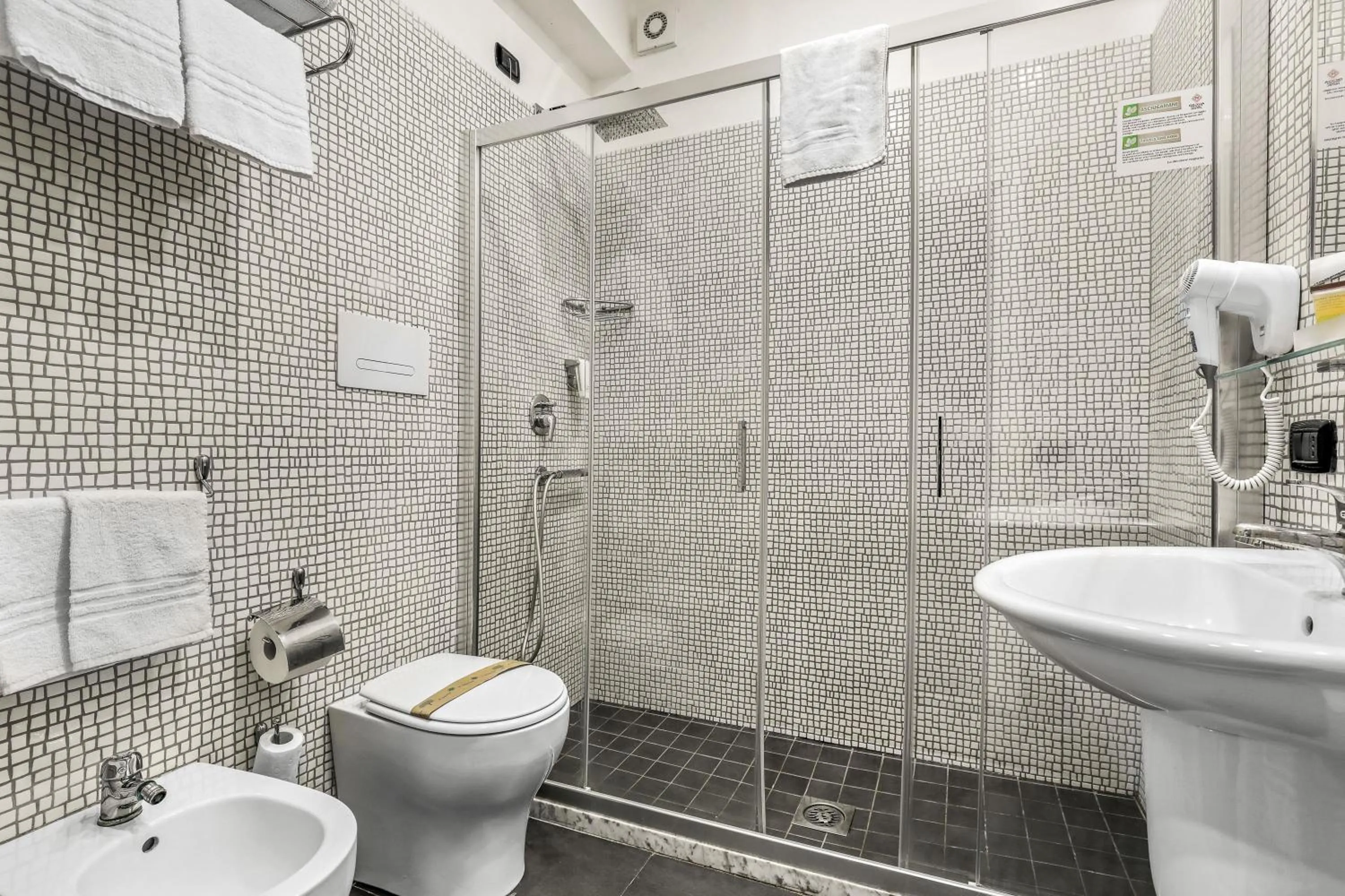 Shower in Reggia Suite Spa Hotel