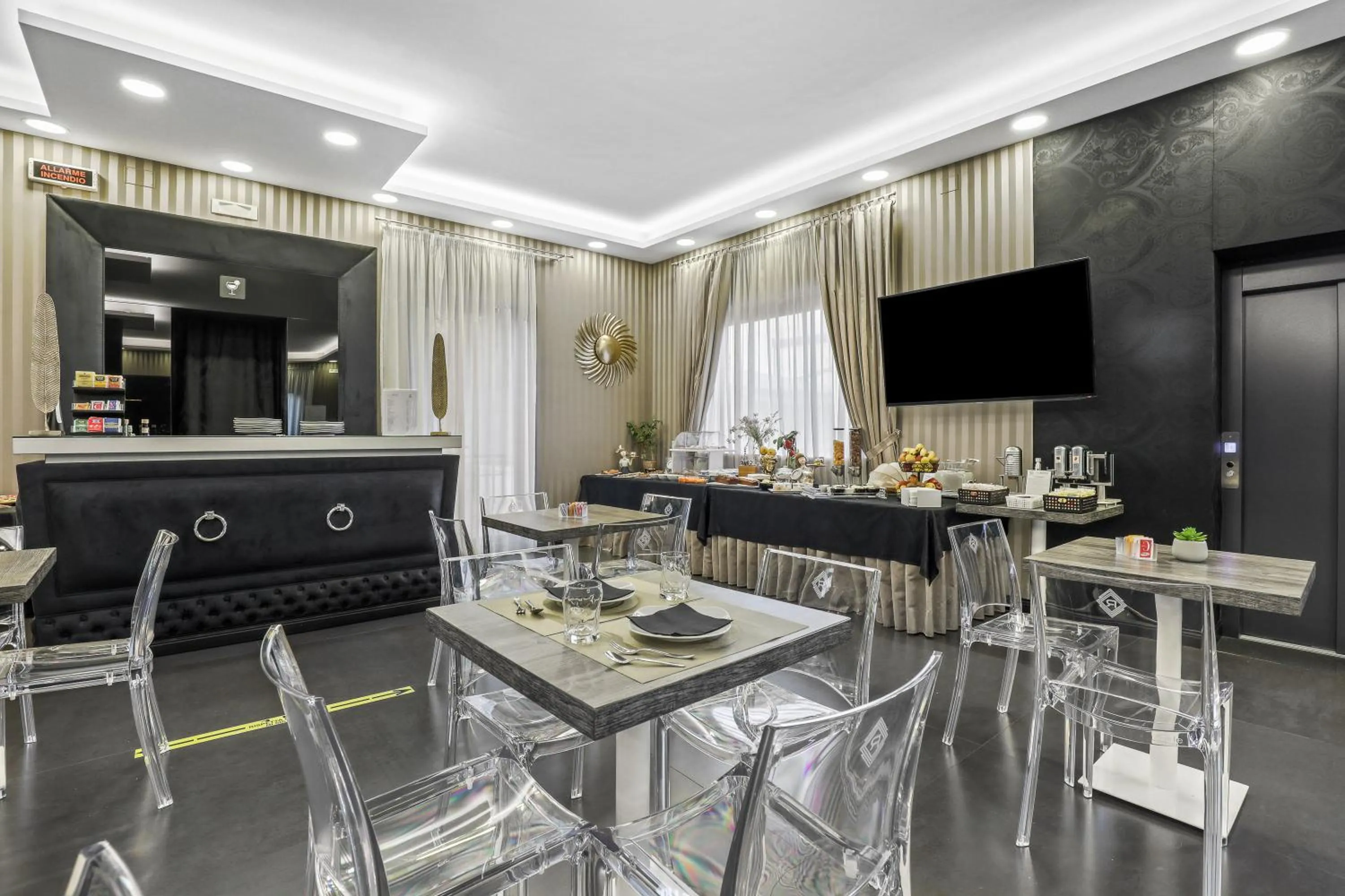 Communal lounge/ TV room in Reggia Suite Spa Hotel