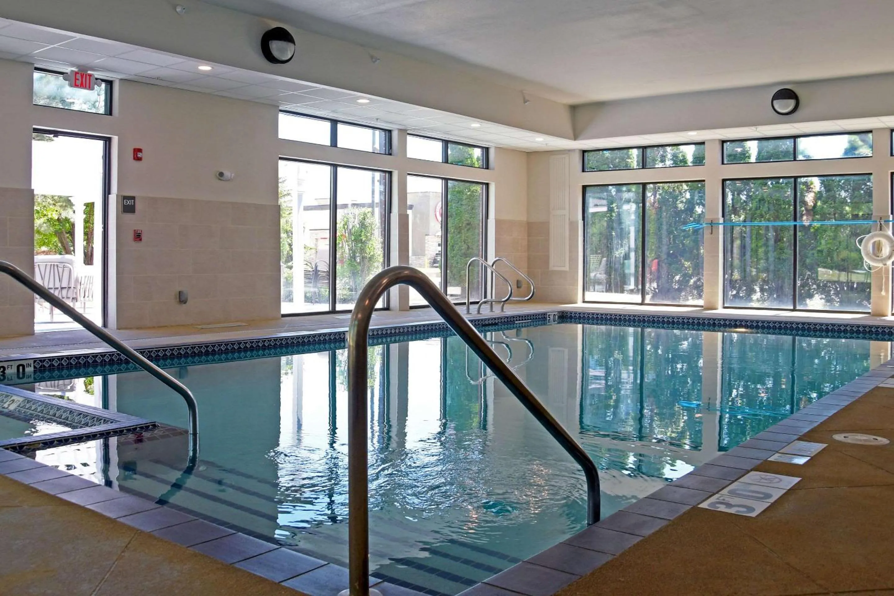 Swimming pool in Comfort Inn & Suites NW Milwaukee