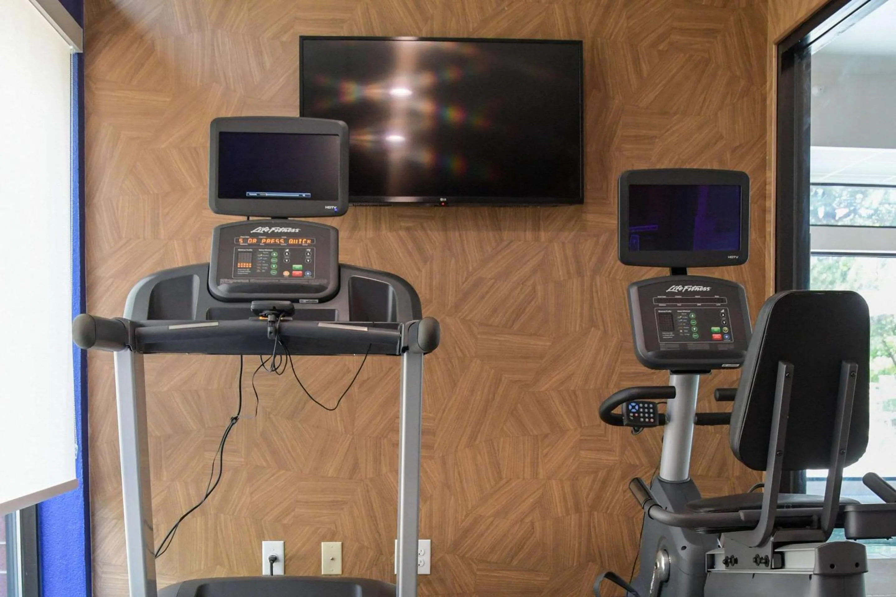 Fitness centre/facilities in Comfort Inn & Suites NW Milwaukee