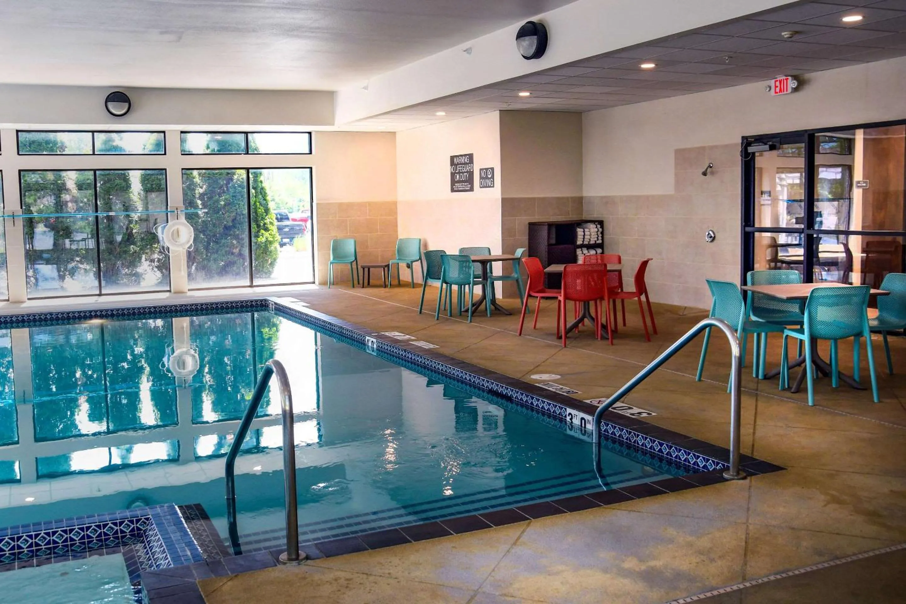 Swimming pool in Comfort Inn & Suites NW Milwaukee