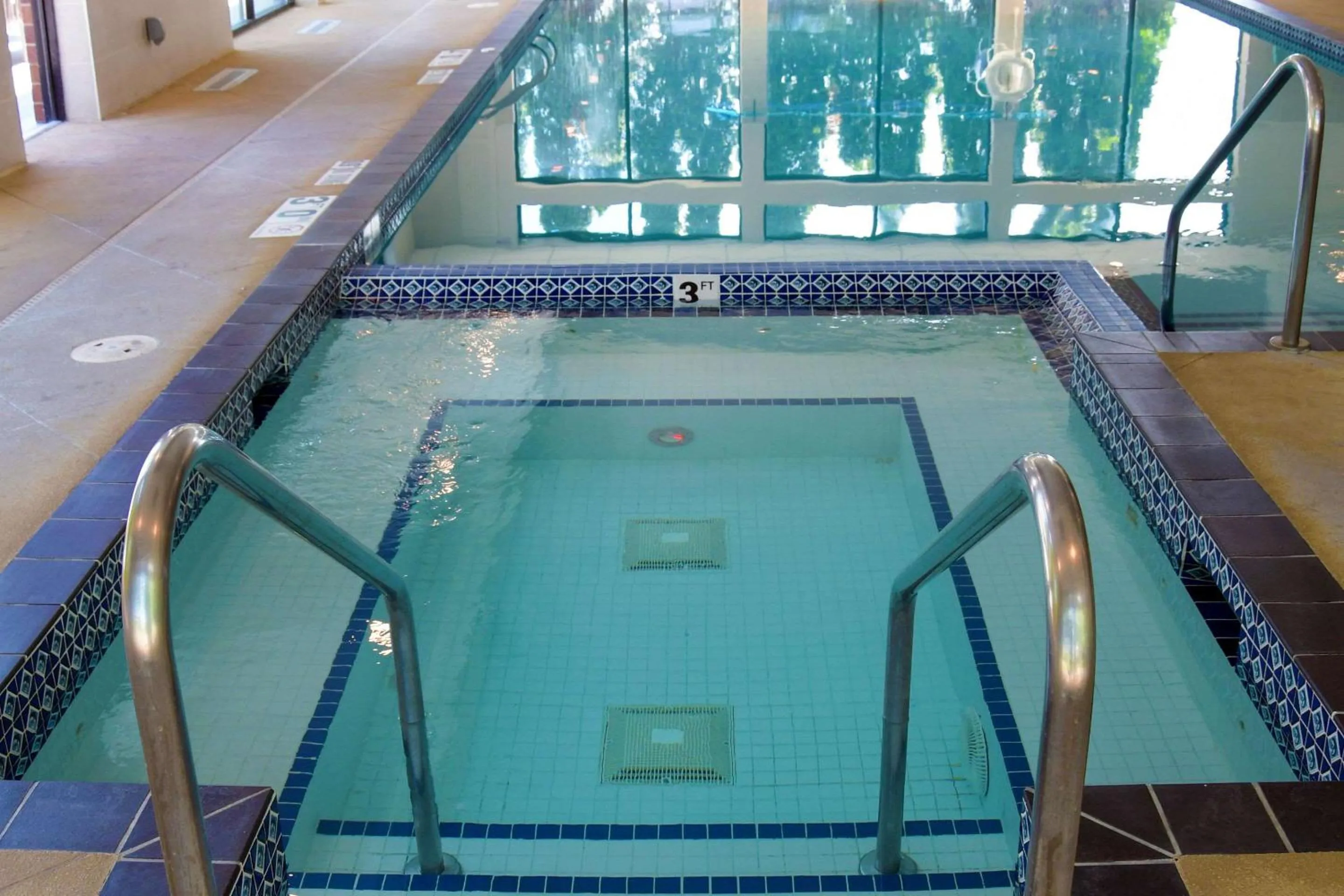 Swimming pool in Comfort Inn & Suites NW Milwaukee