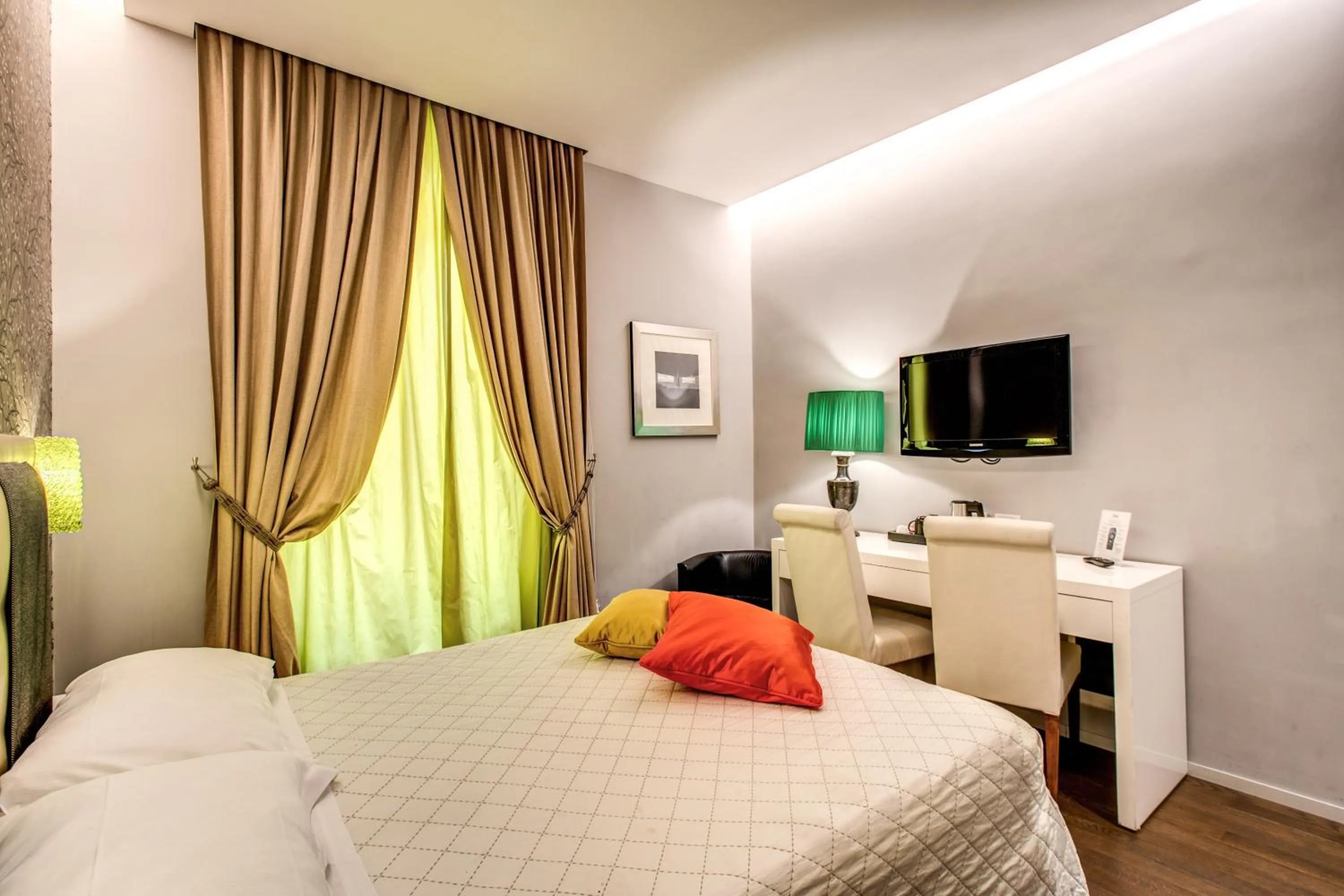 Bed in Boutique Rome Inn