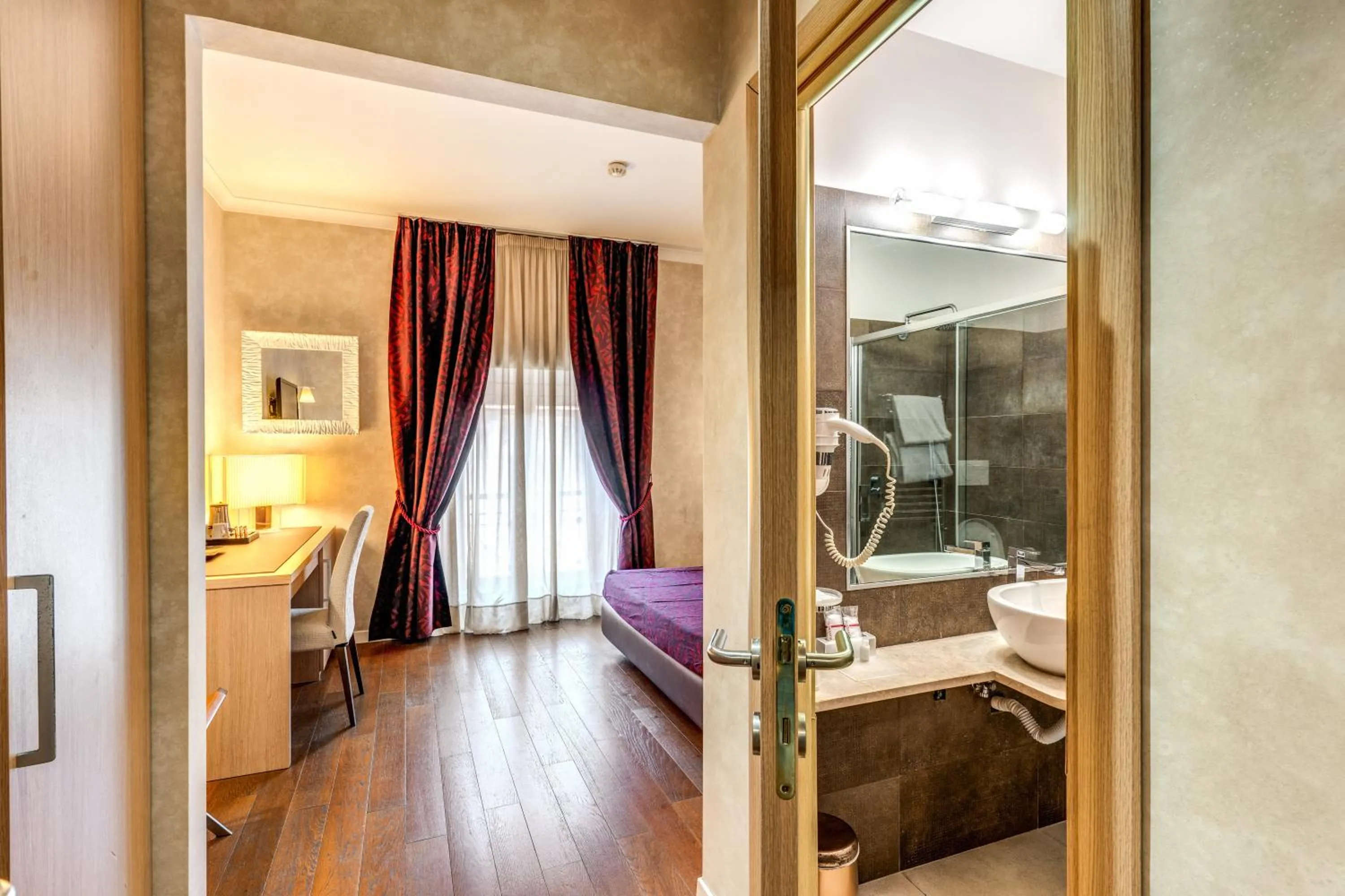Bed in Boutique Rome Inn