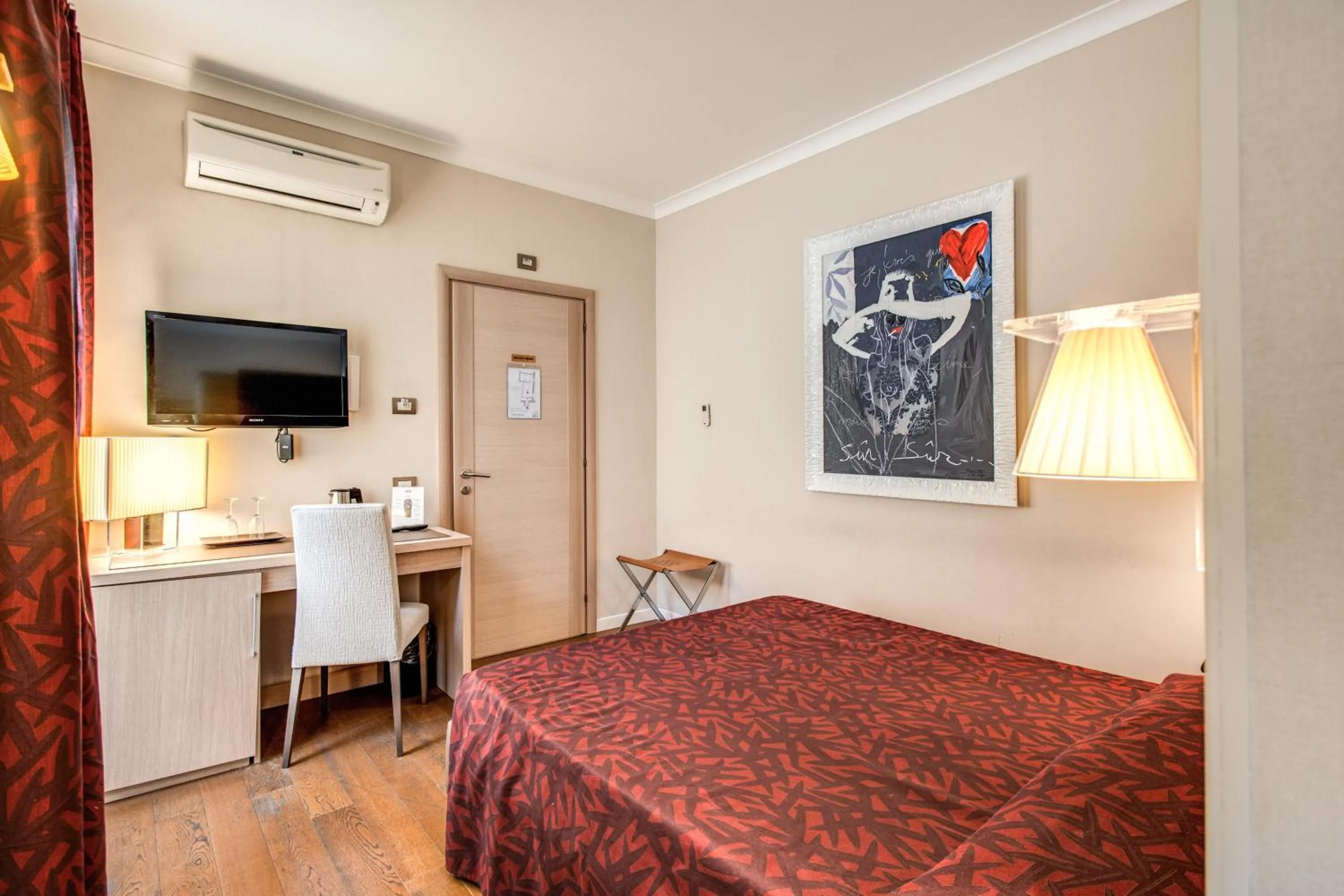 Bed in Boutique Rome Inn
