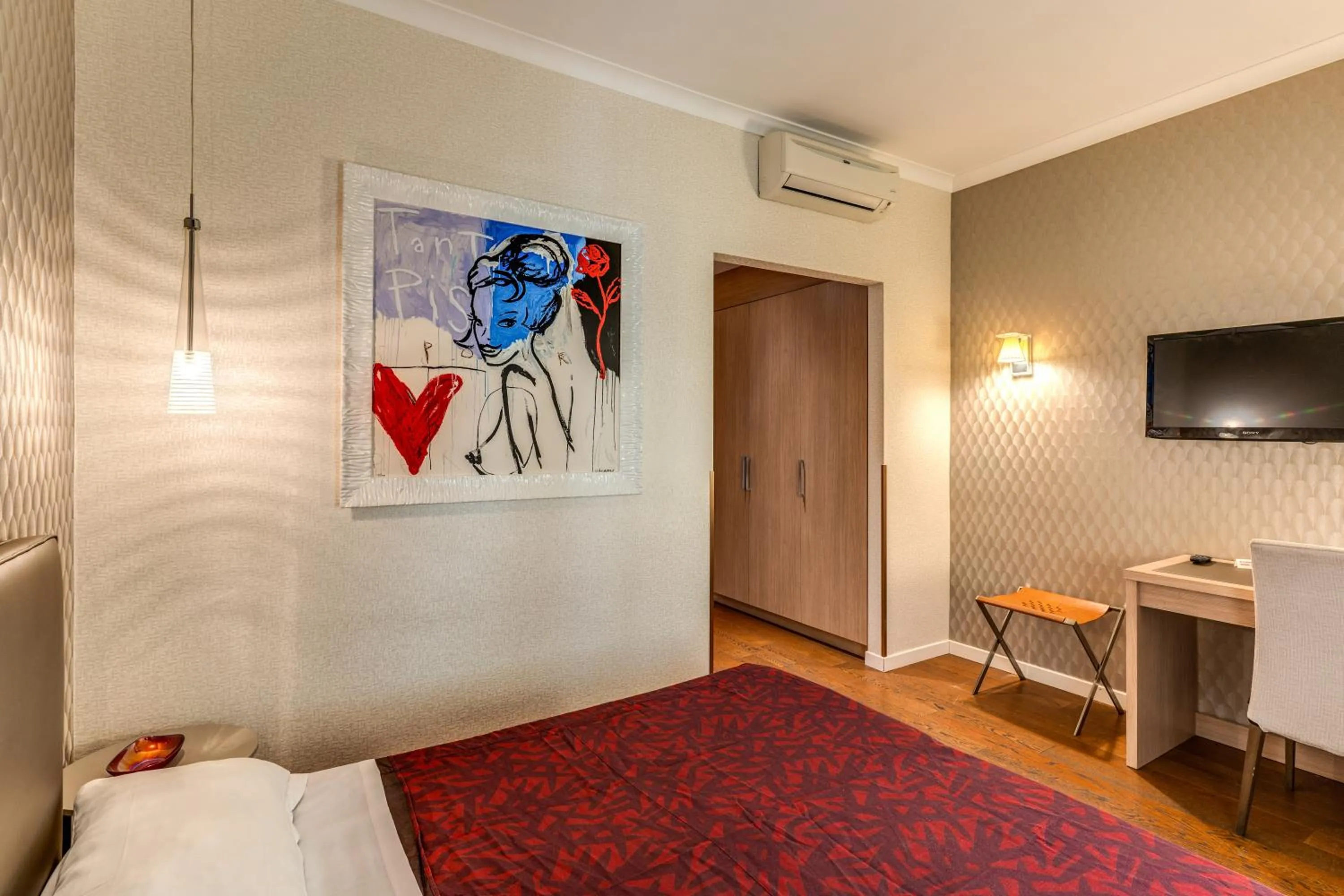Bed in Boutique Rome Inn