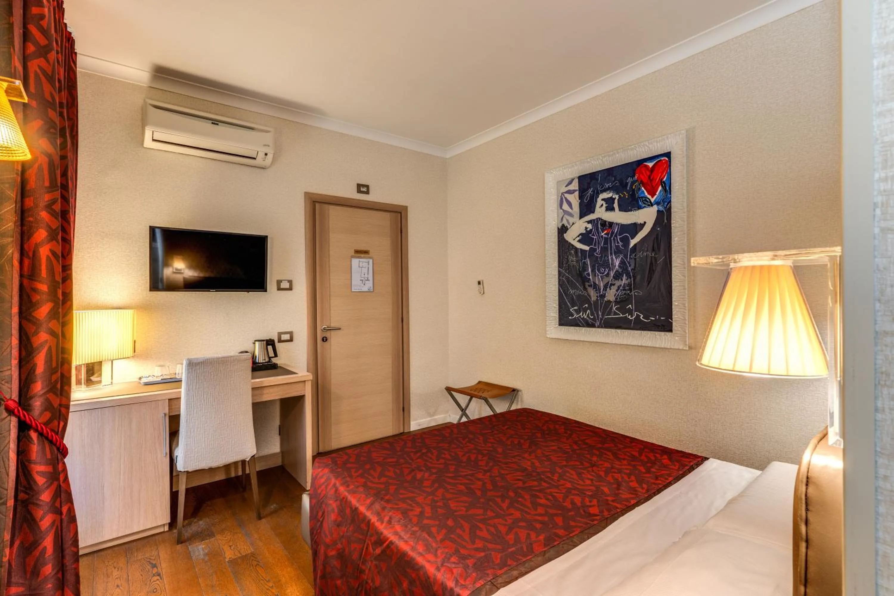 Bed in Boutique Rome Inn
