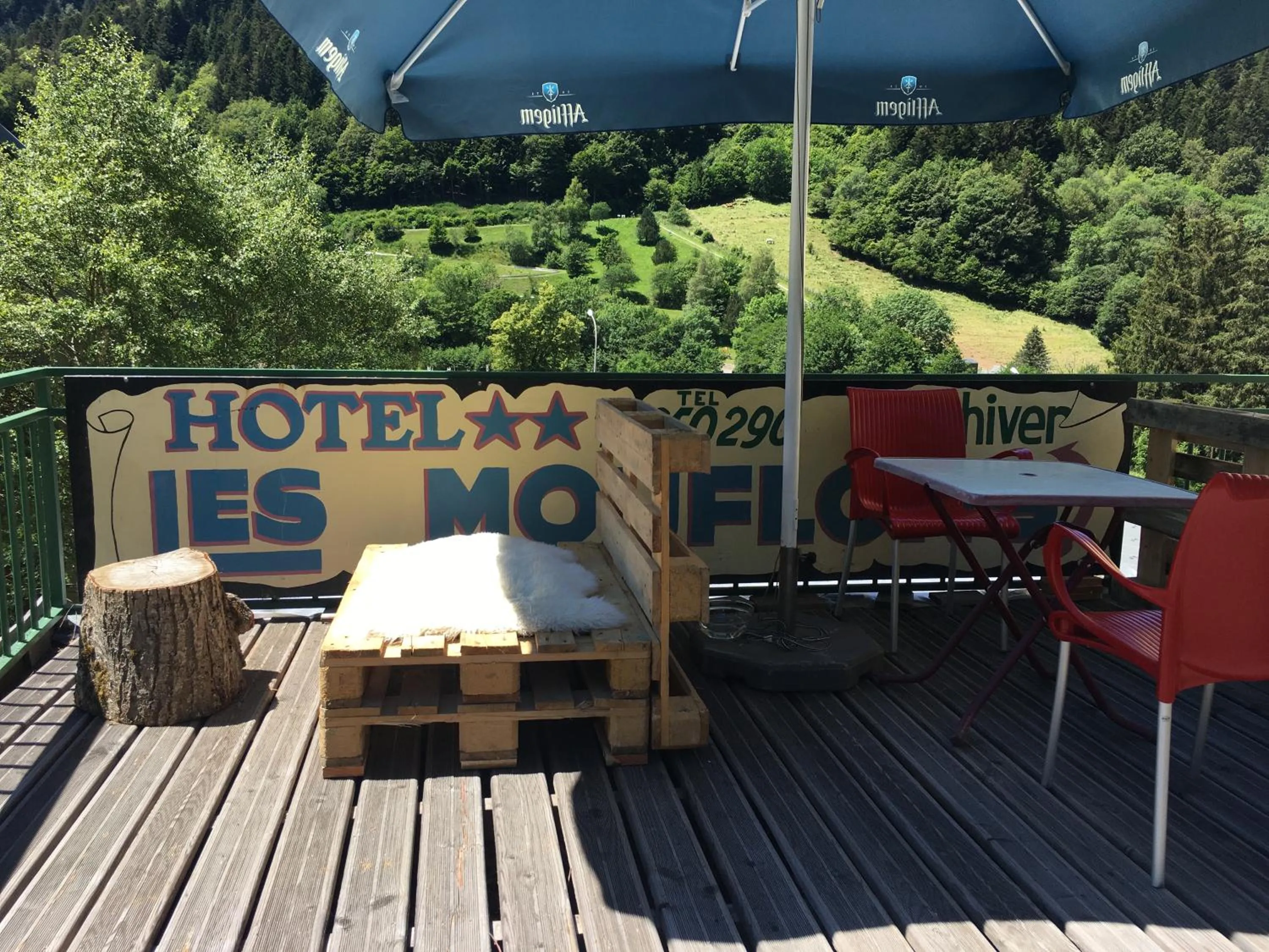 Patio in Hôtel Les Mouflons