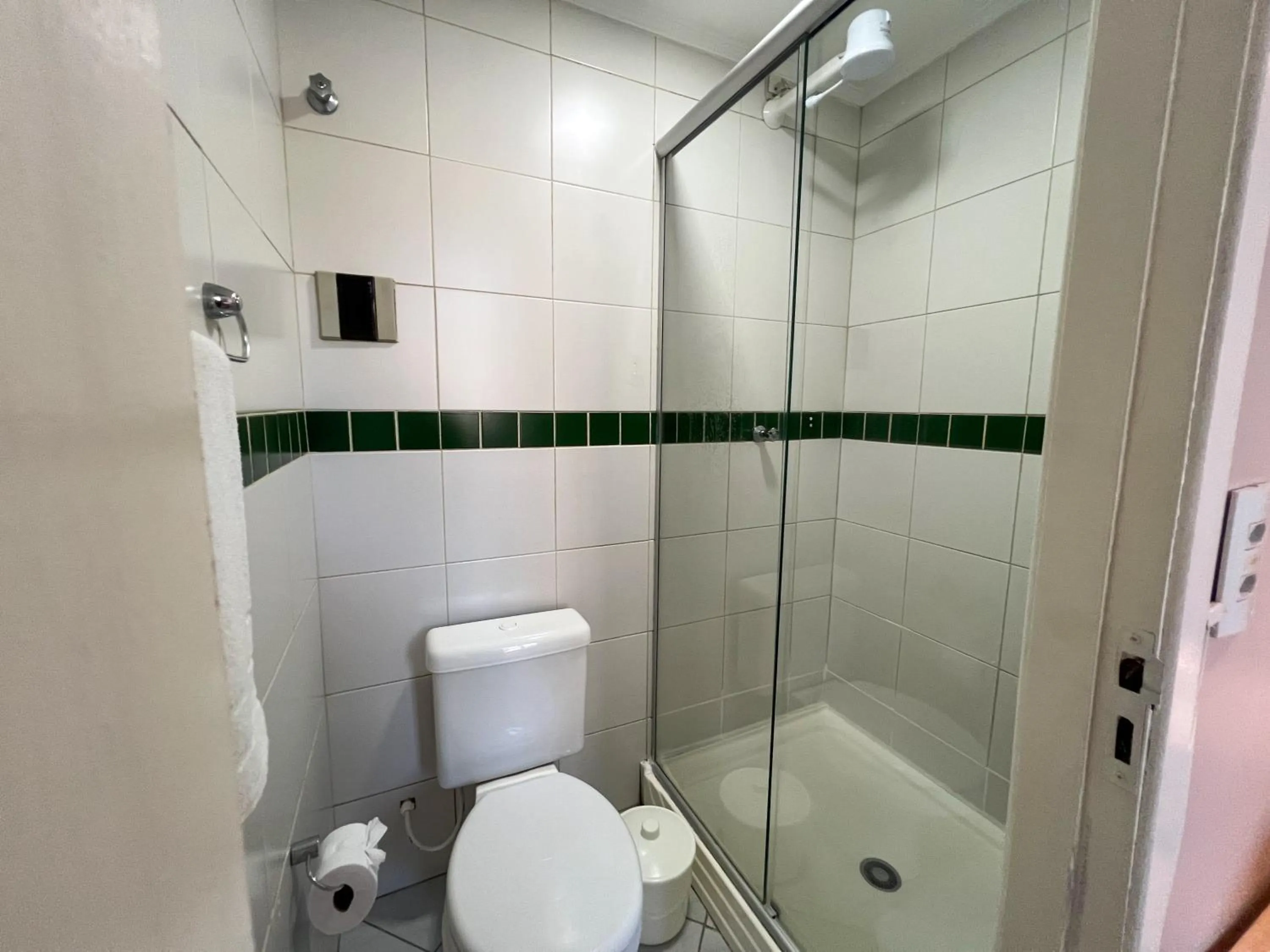 Shower in Hotel Villa Souza Ltda