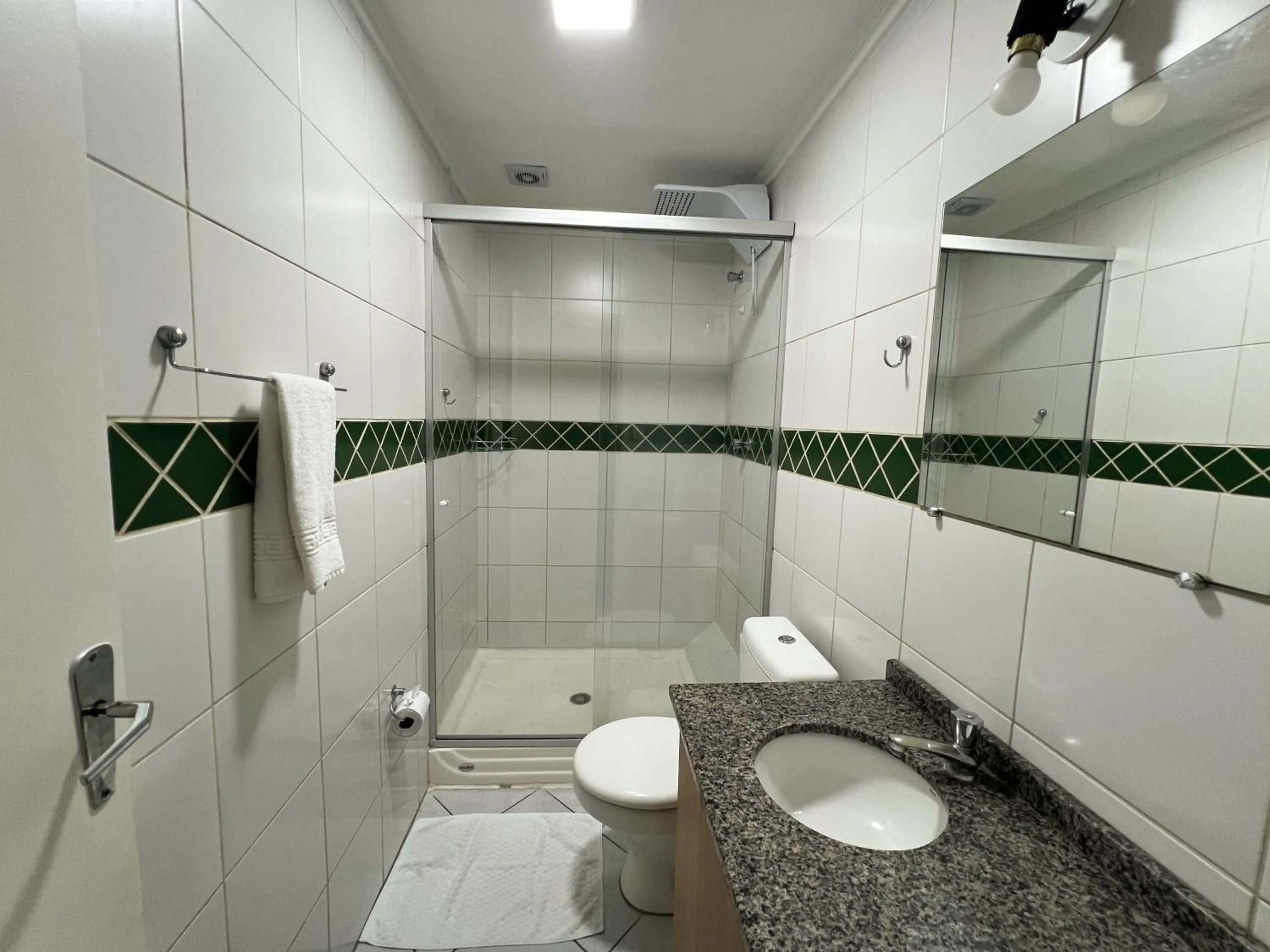 Shower in Hotel Villa Souza Ltda