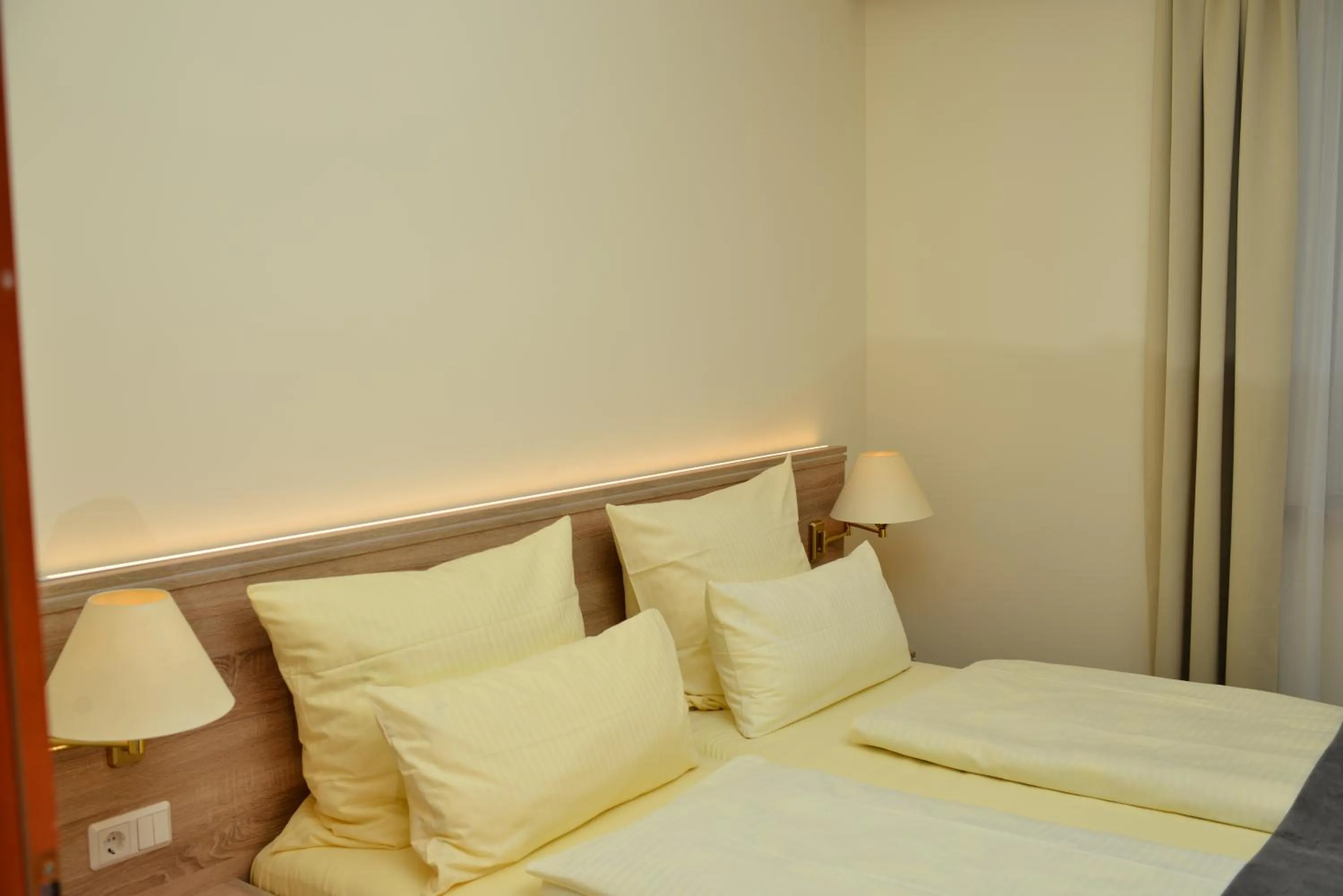 Inner courtyard view, Bed in Hotel Zur Stadt Cassel