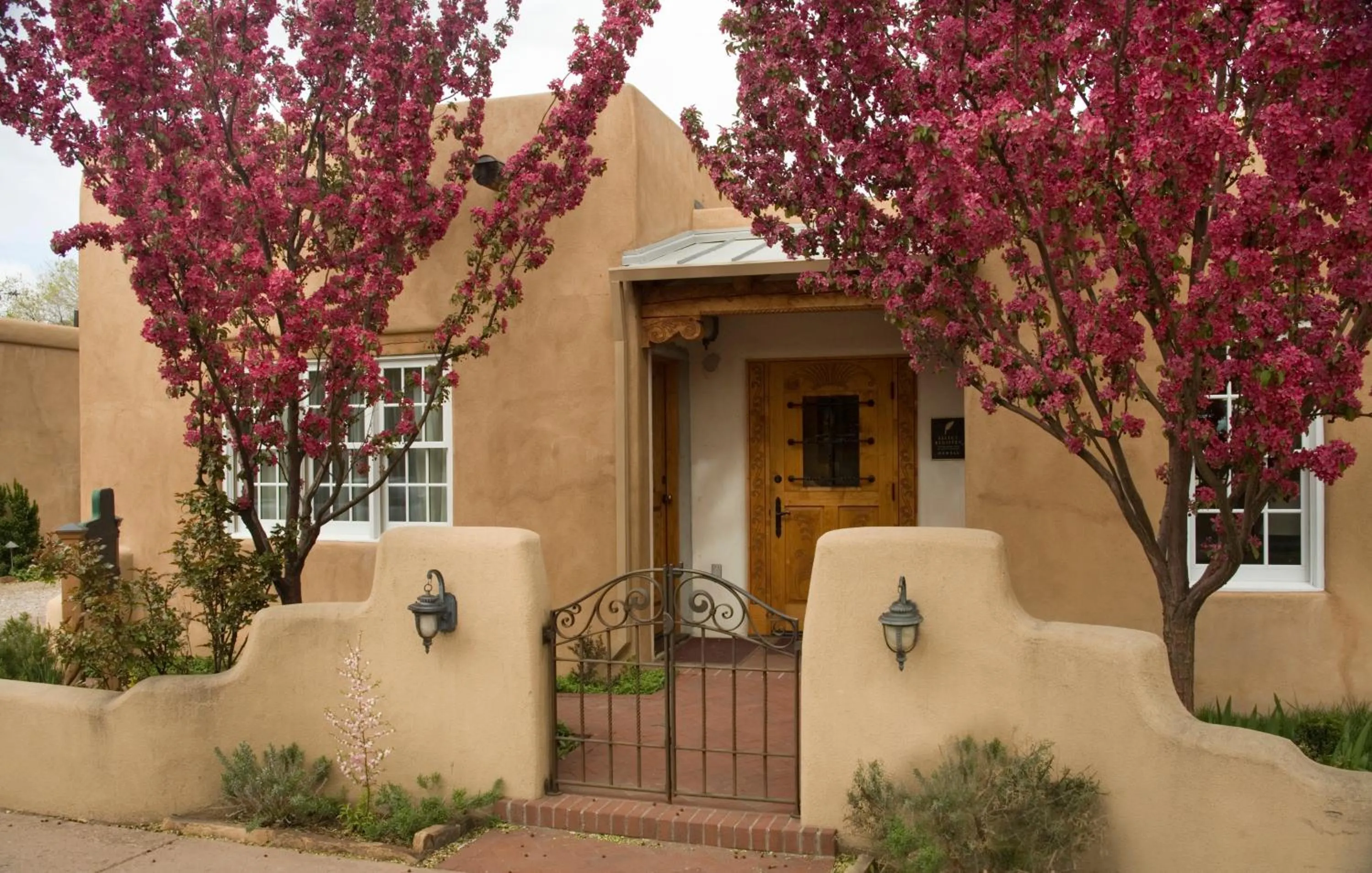 Deluxe Queen Room in El Farolito B&B Inn