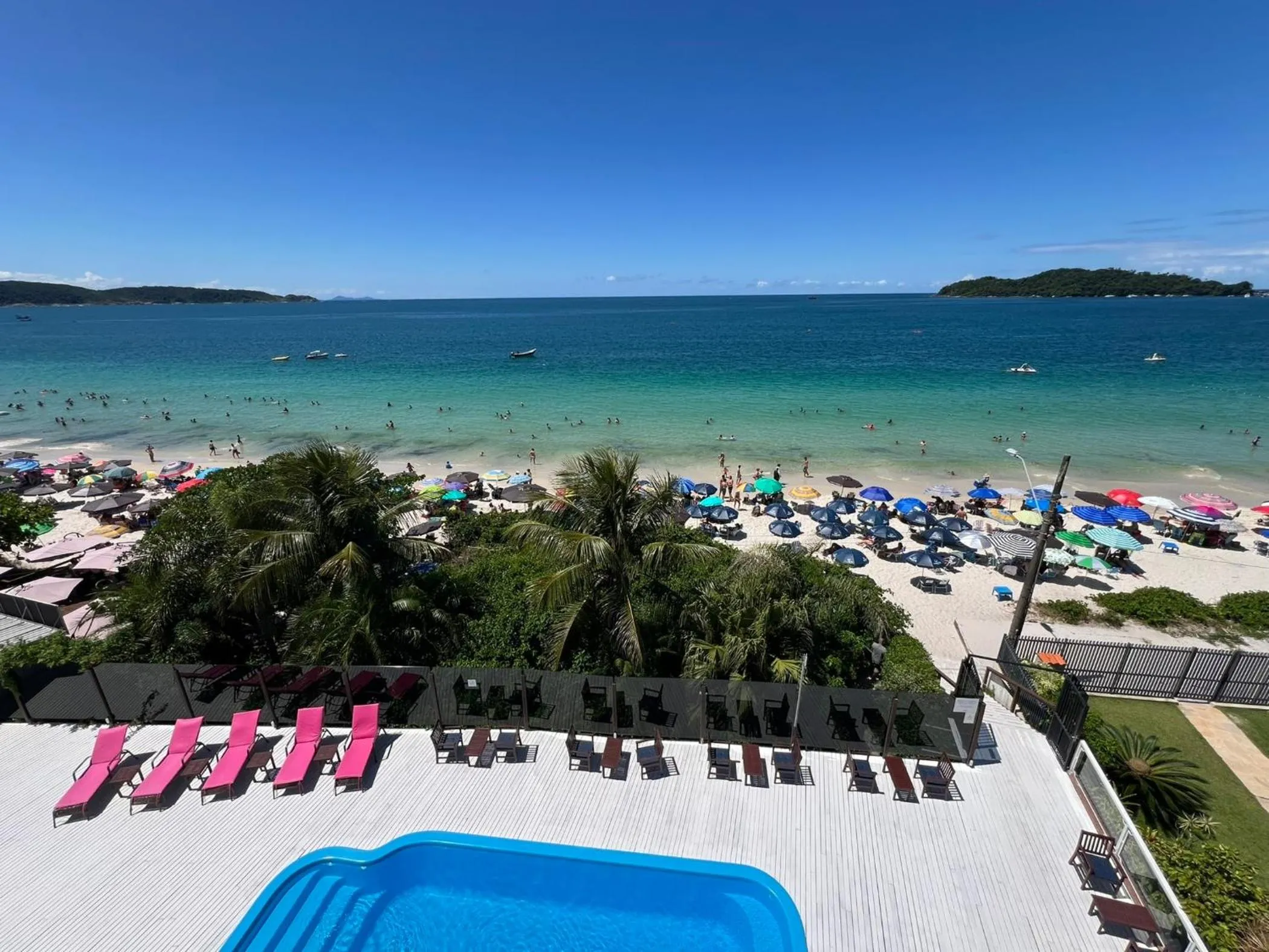 Beach in Bombinhas Blue Suítes