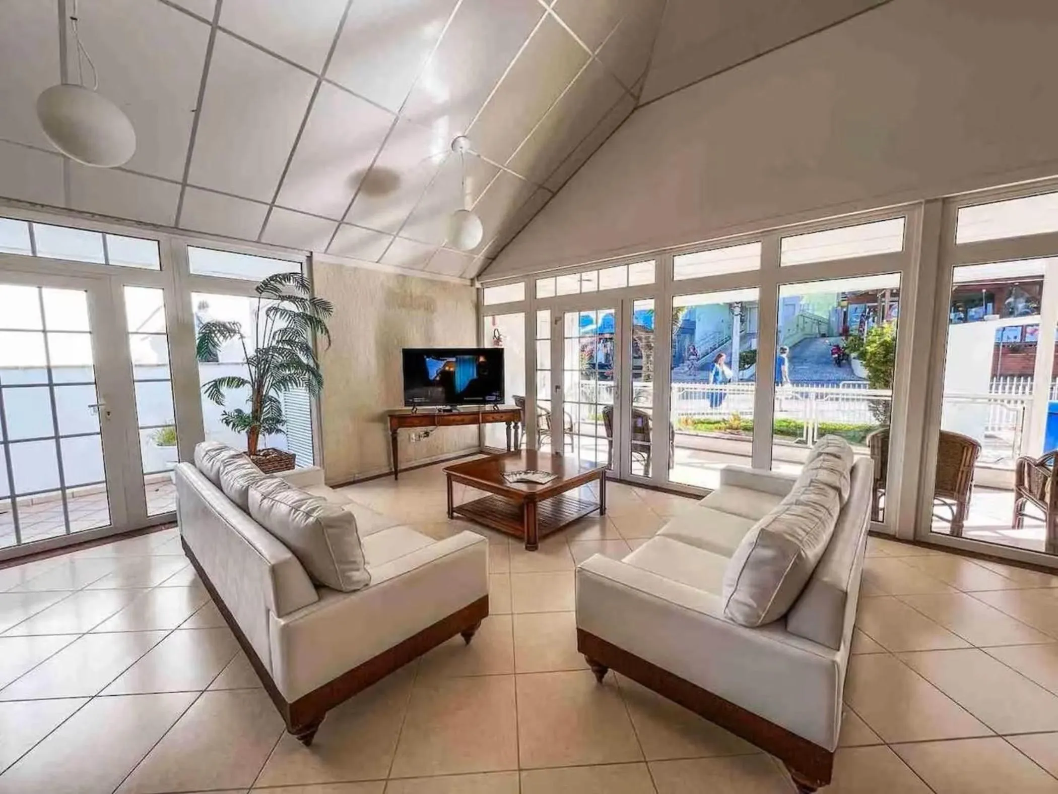 Seating area in Bombinhas Blue Suítes