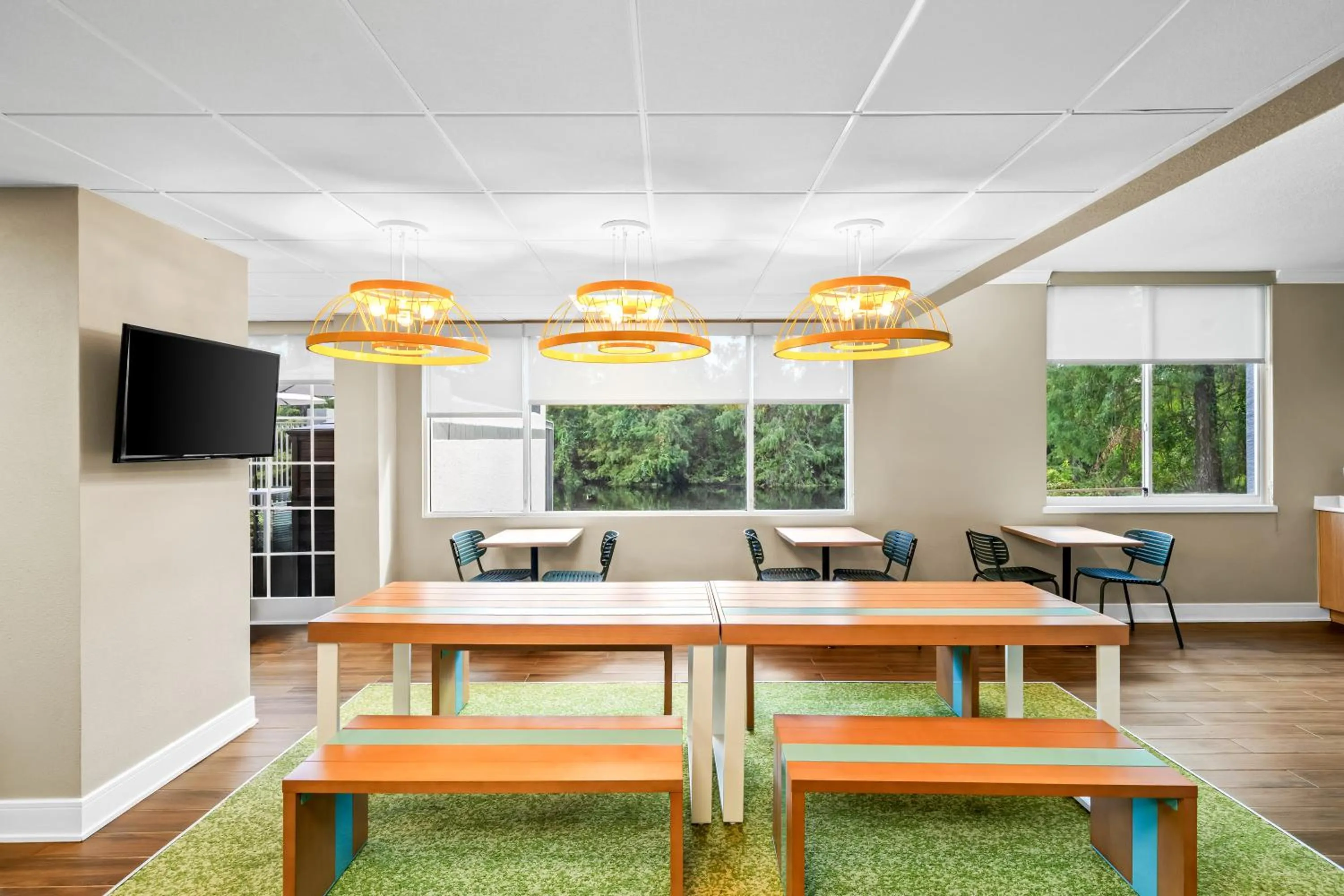 Communal lounge/ TV room in Spark by Hilton Orlando near Universal