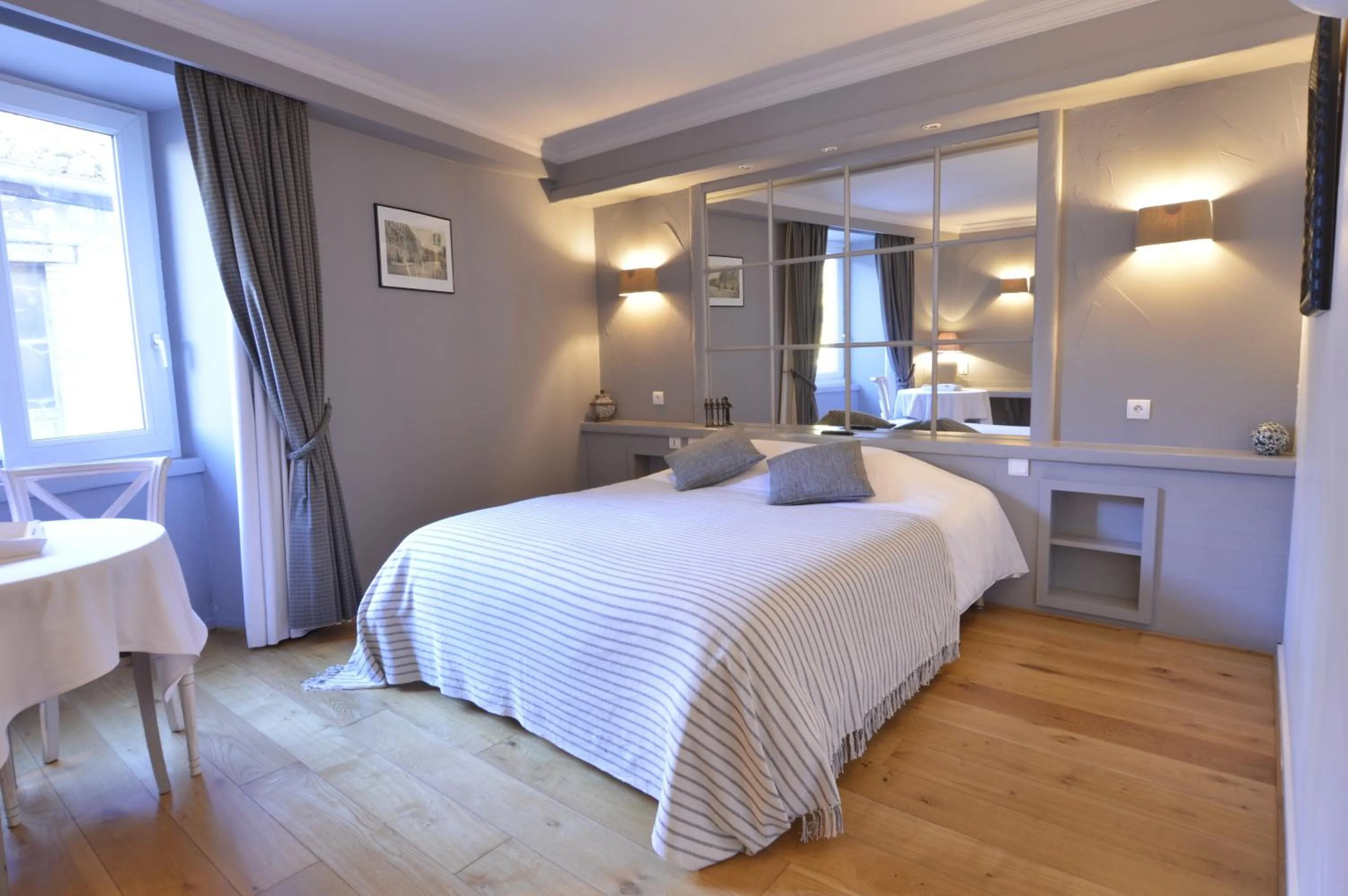 Photo of the whole room, Bed in LE SOLEIL D'OR