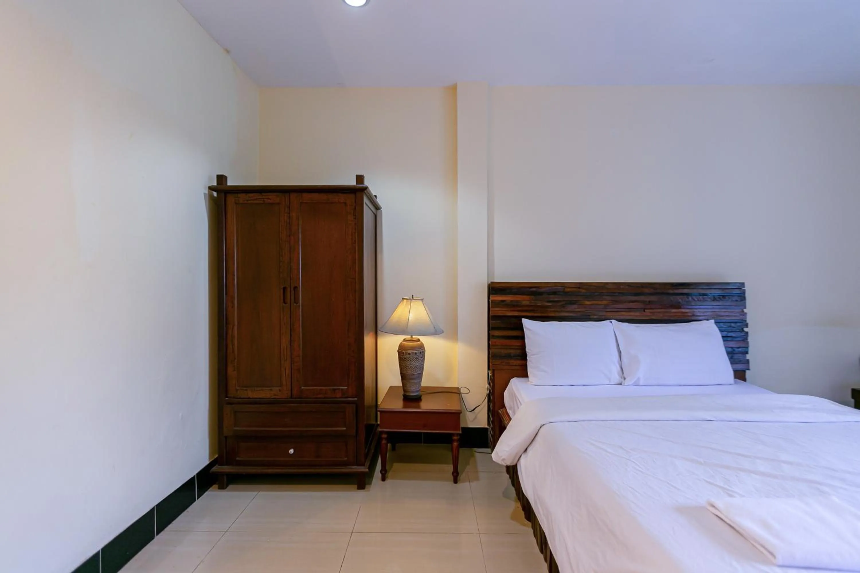 Bed in Deeden Pattaya Resort