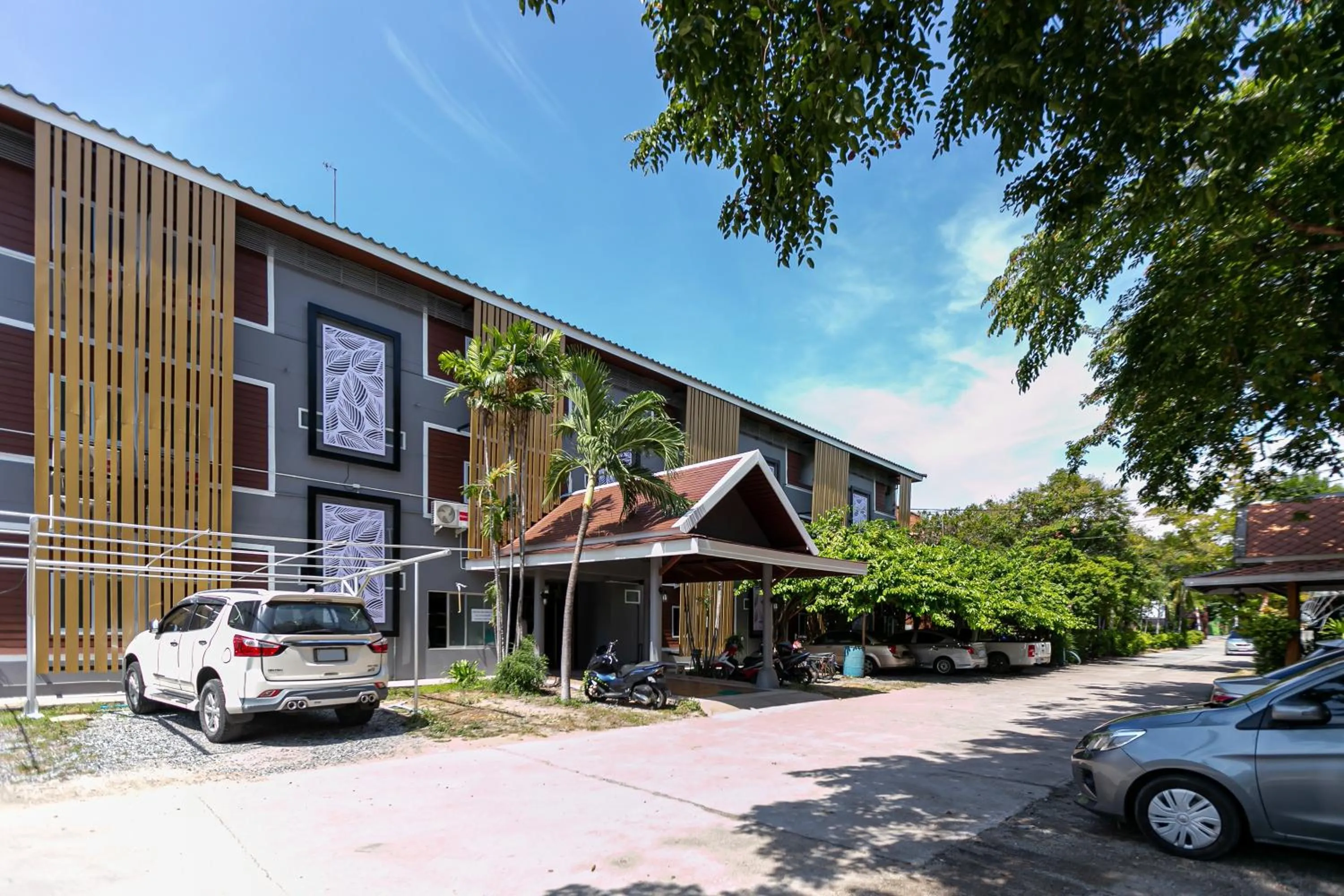 Property building in Deeden Pattaya Resort