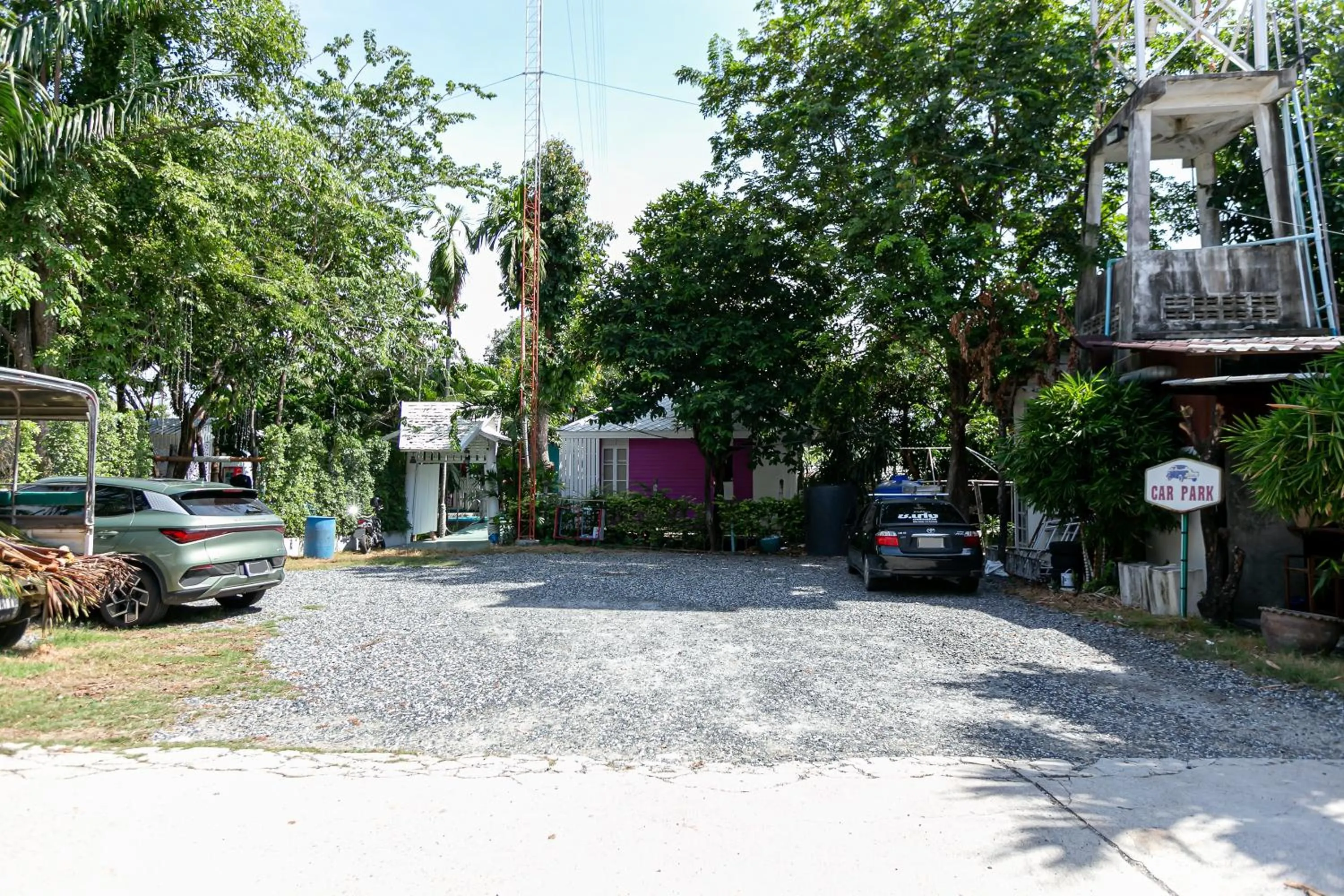Parking in Deeden Pattaya Resort