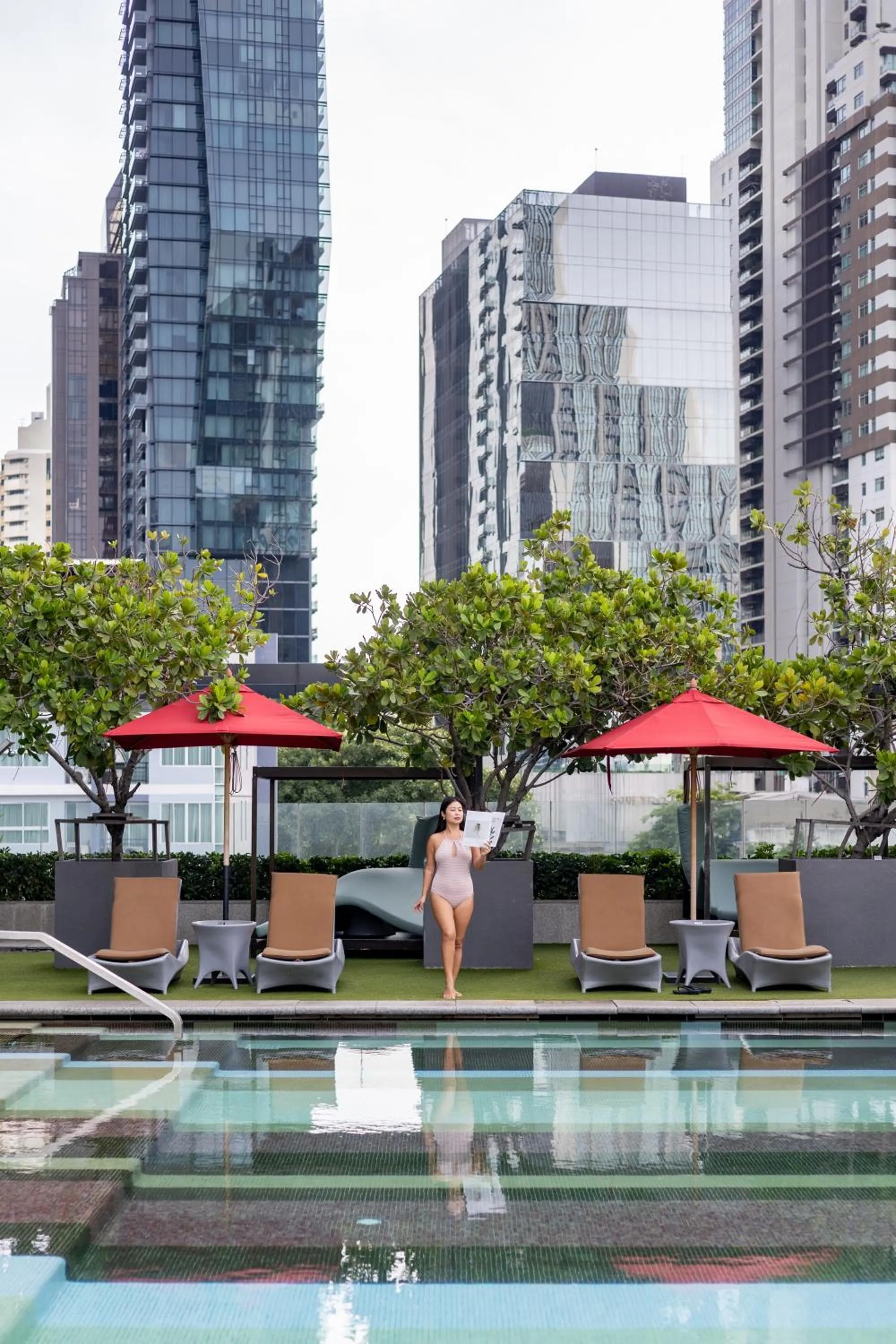 Swimming pool in DoubleTree by Hilton Sukhumvit Bangkok
