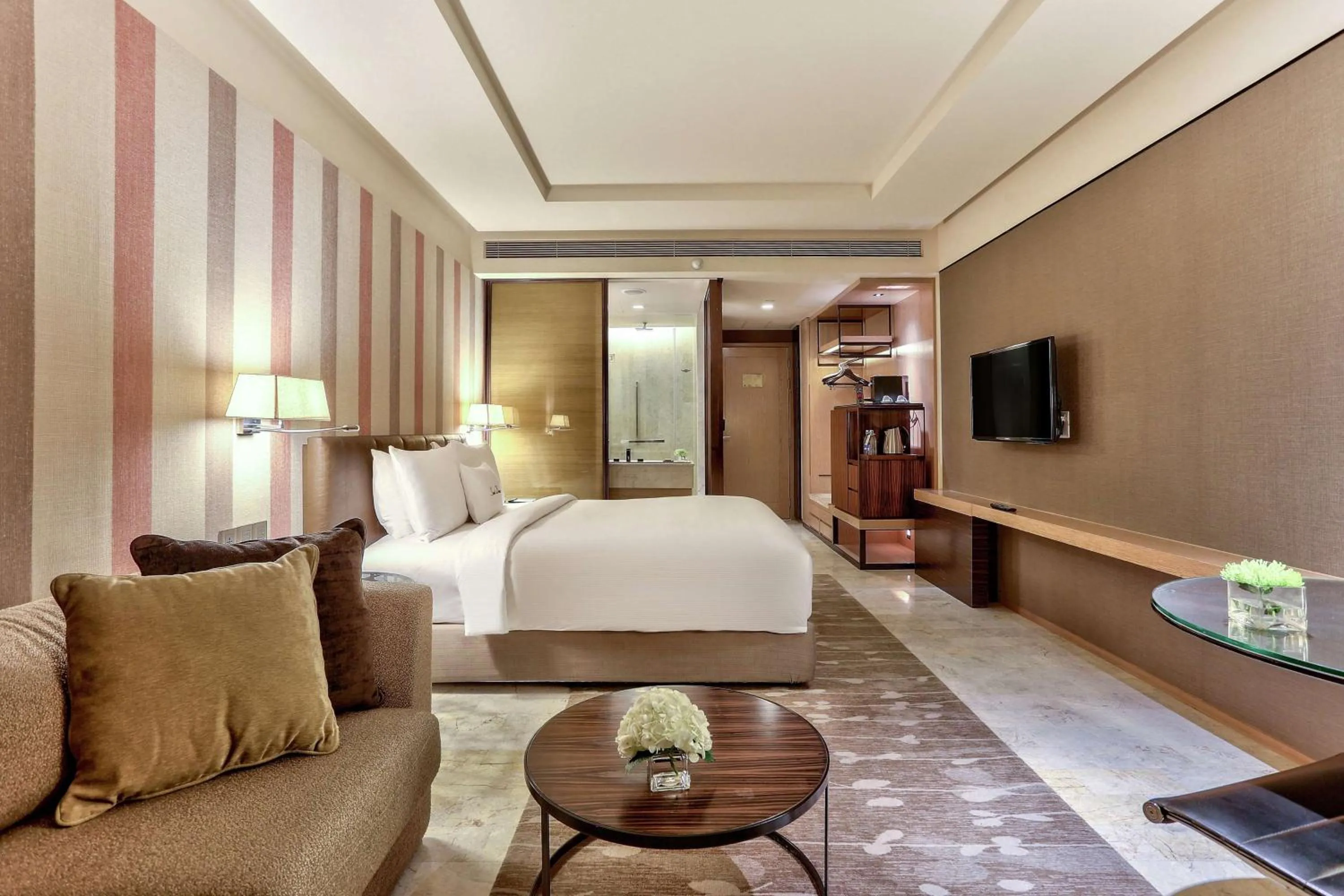 Living room, Bed in DoubleTree by Hilton Sukhumvit Bangkok