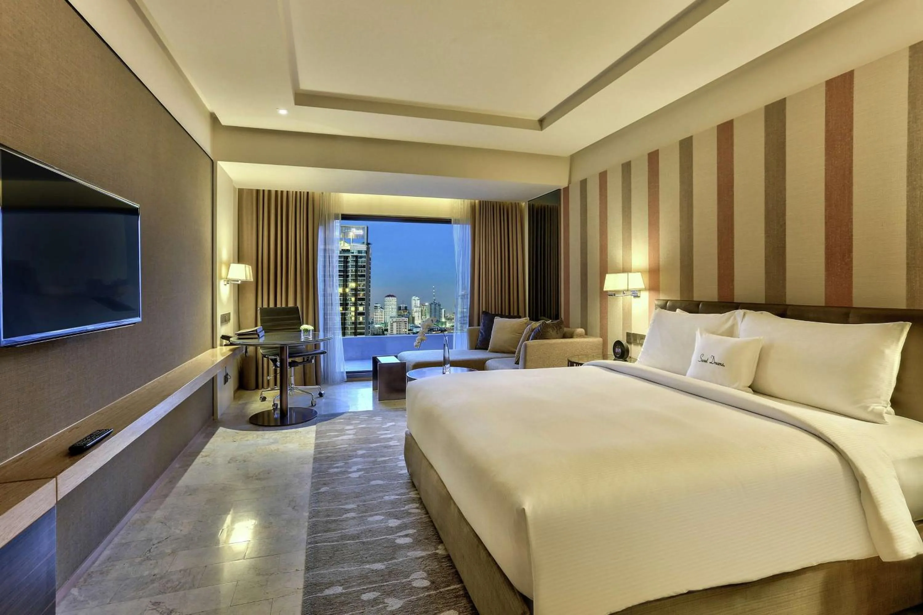 Bed in DoubleTree by Hilton Sukhumvit Bangkok