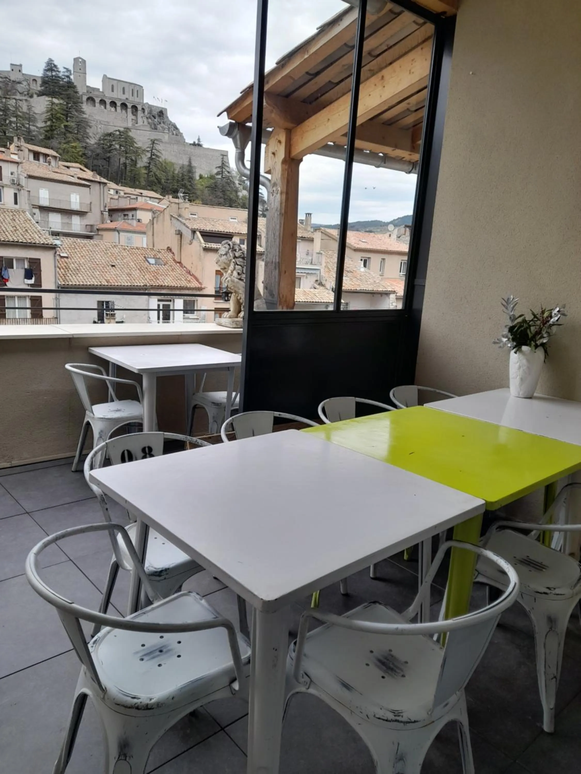 Patio in Les MIRABELLES chambres d'hôtes