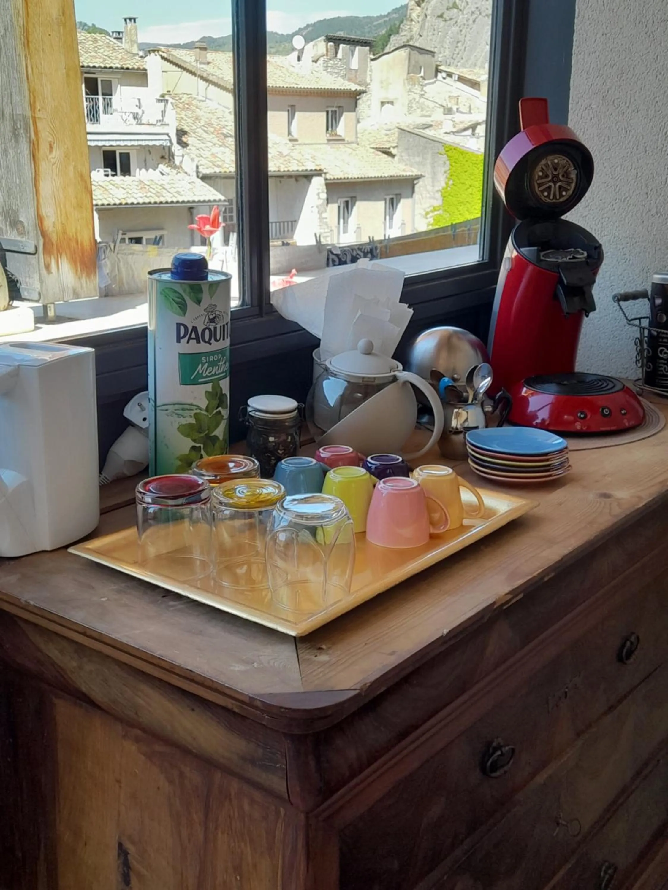 Coffee/tea facilities in Les MIRABELLES chambres d'hôtes