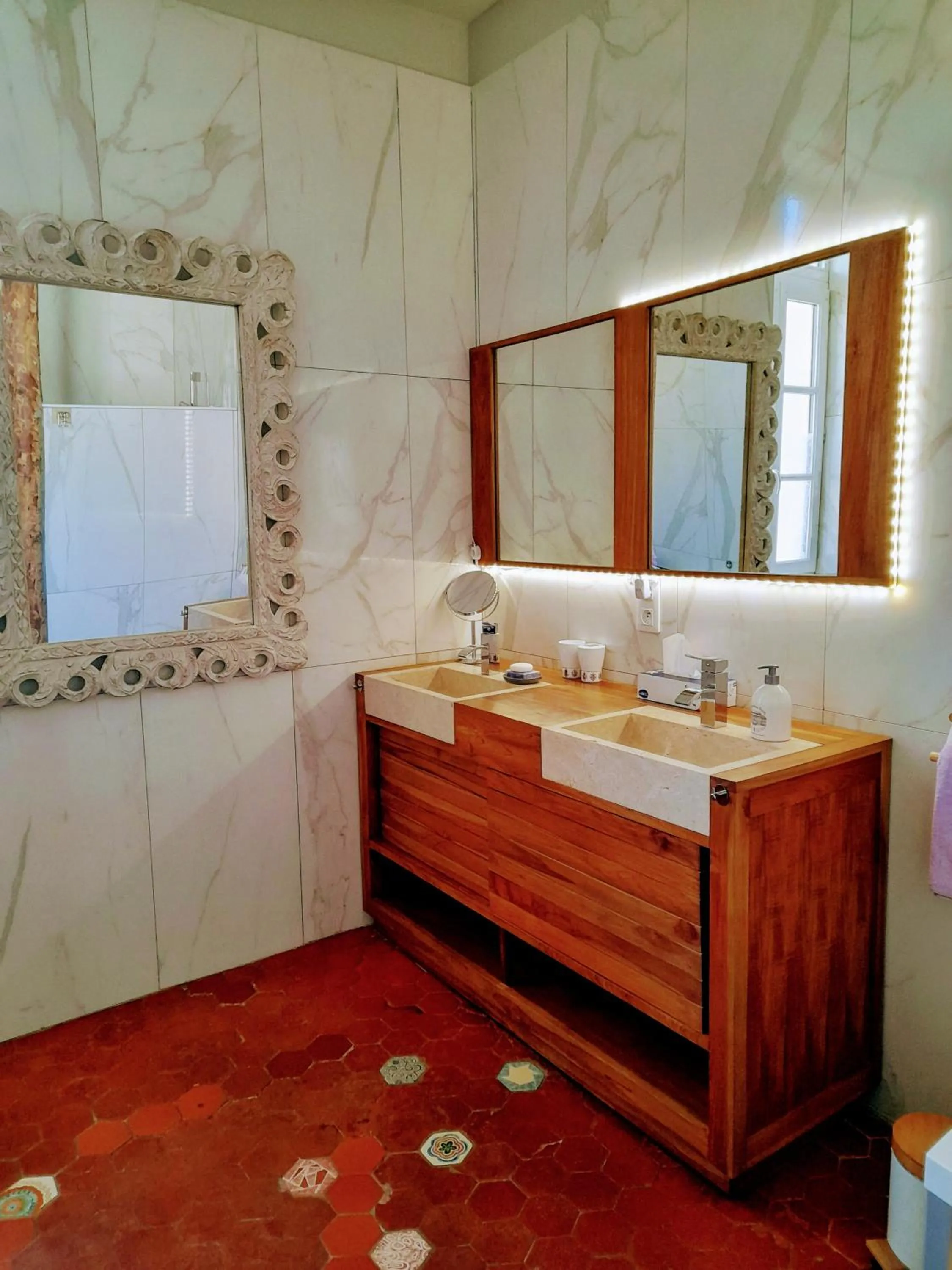 Bathroom in Les MIRABELLES chambres d'hôtes