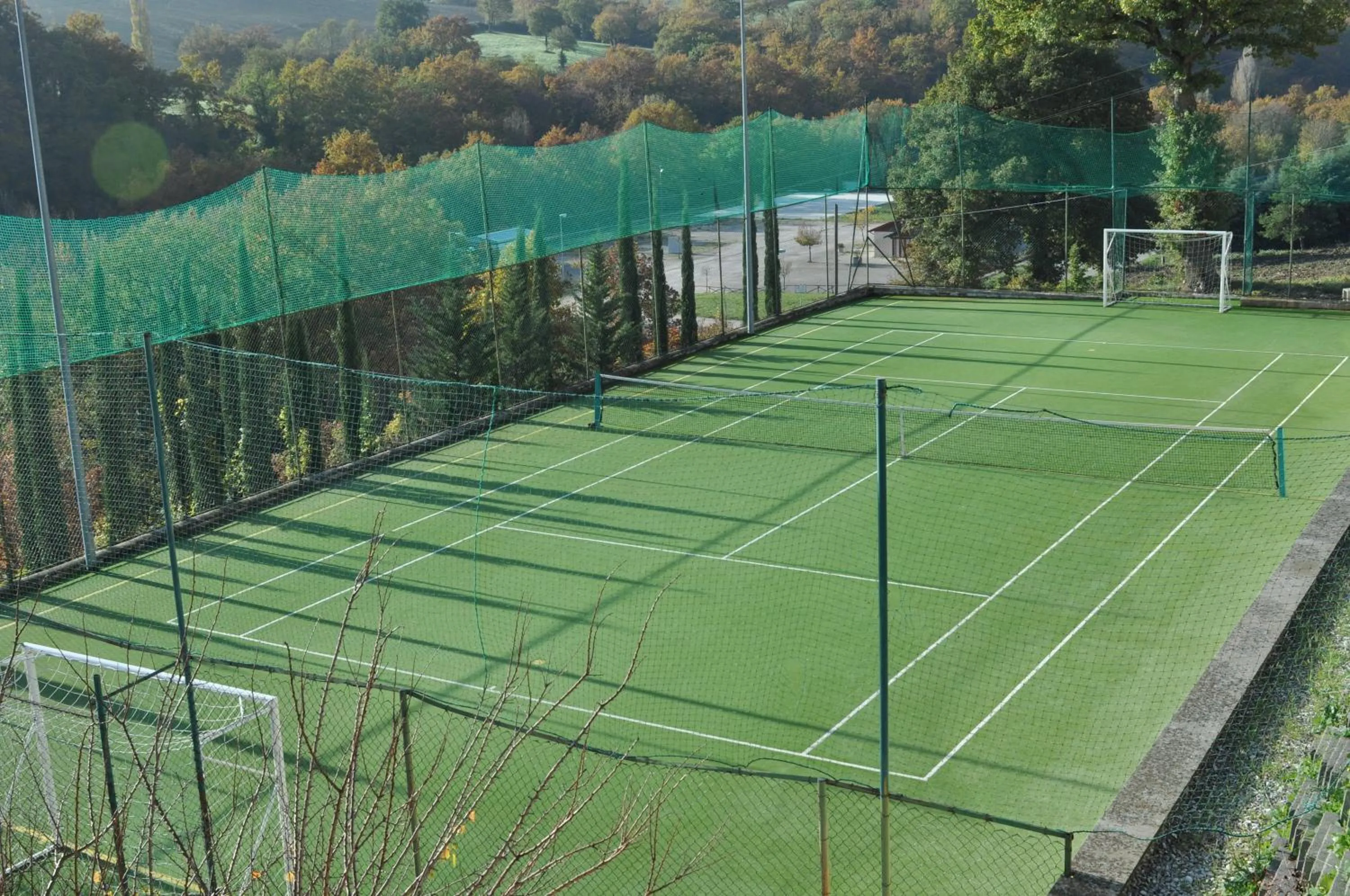 Tennis court in Carpediem Assisi Living Club