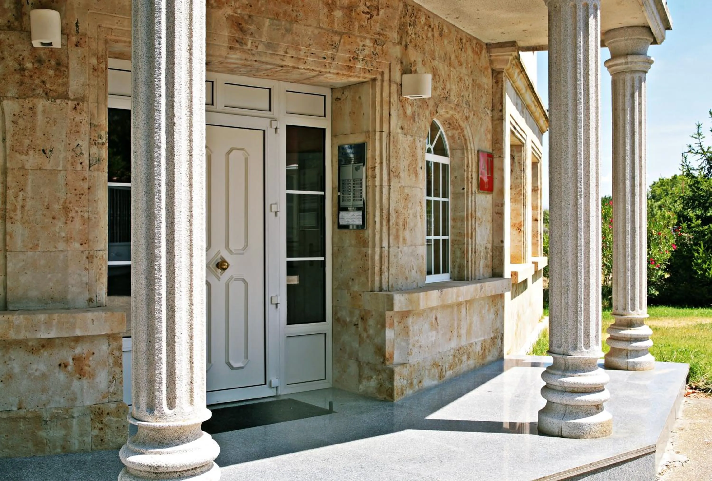 Facade/entrance in Casablanca Hotel Studios