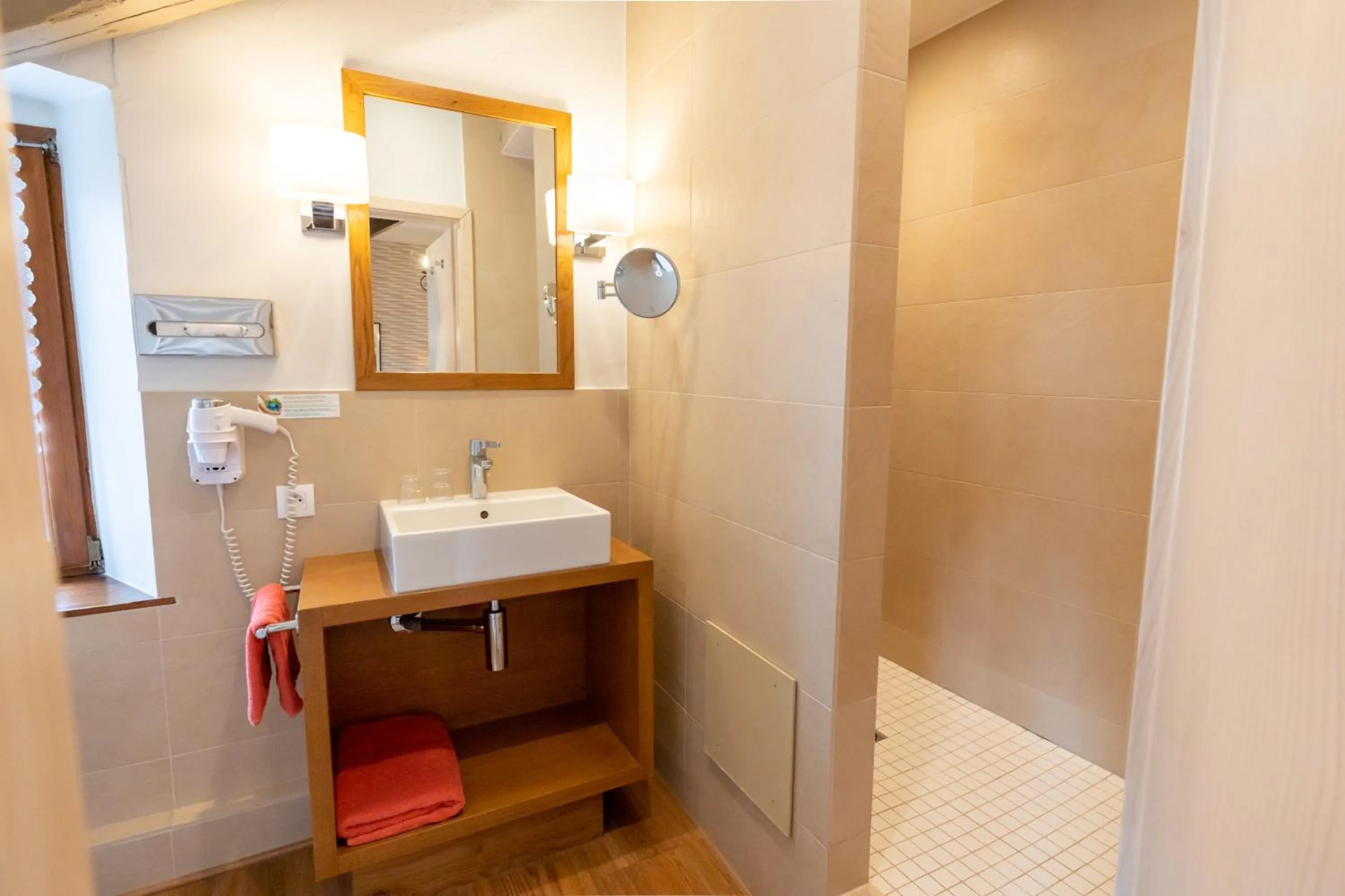 Shower in Hotel à l'Oriel