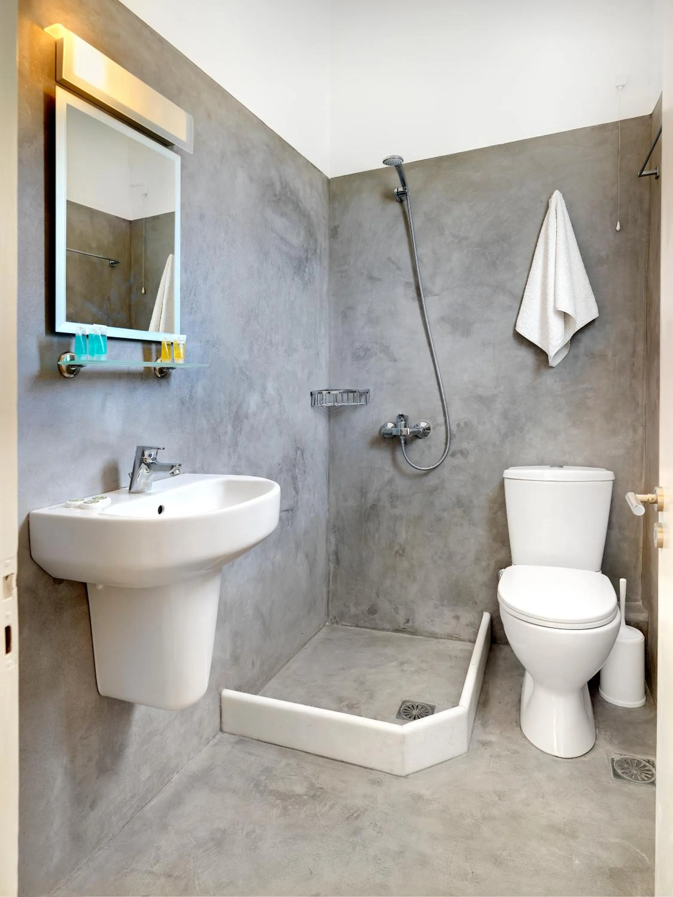 Shower in Hotel Kamelo