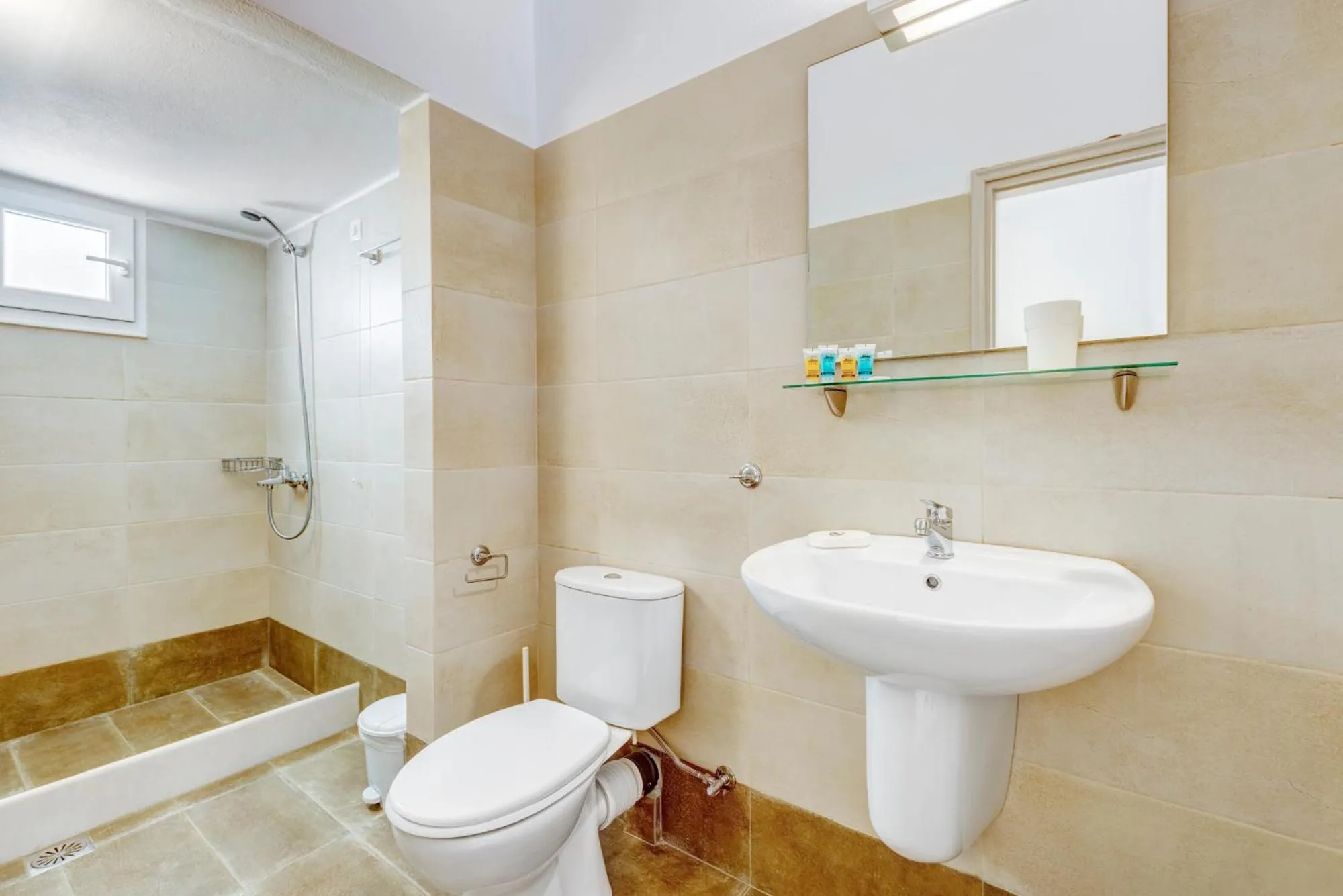 Shower in Hotel Kamelo