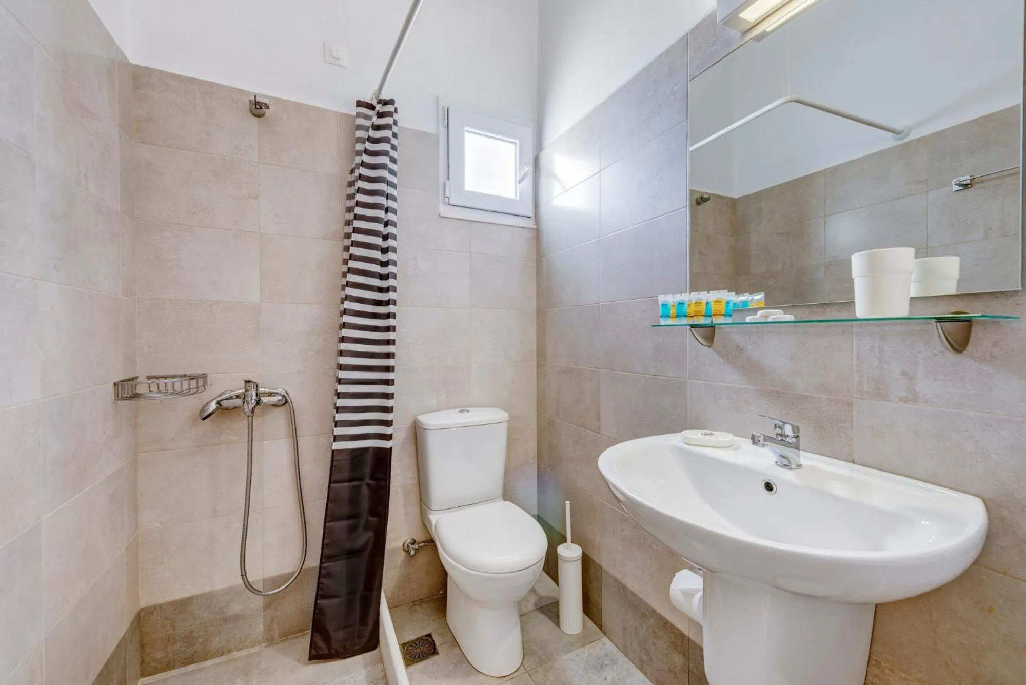 Shower in Hotel Kamelo