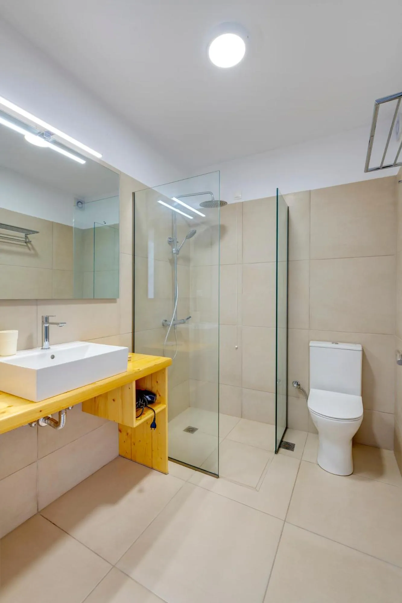 Shower in Hotel Kamelo