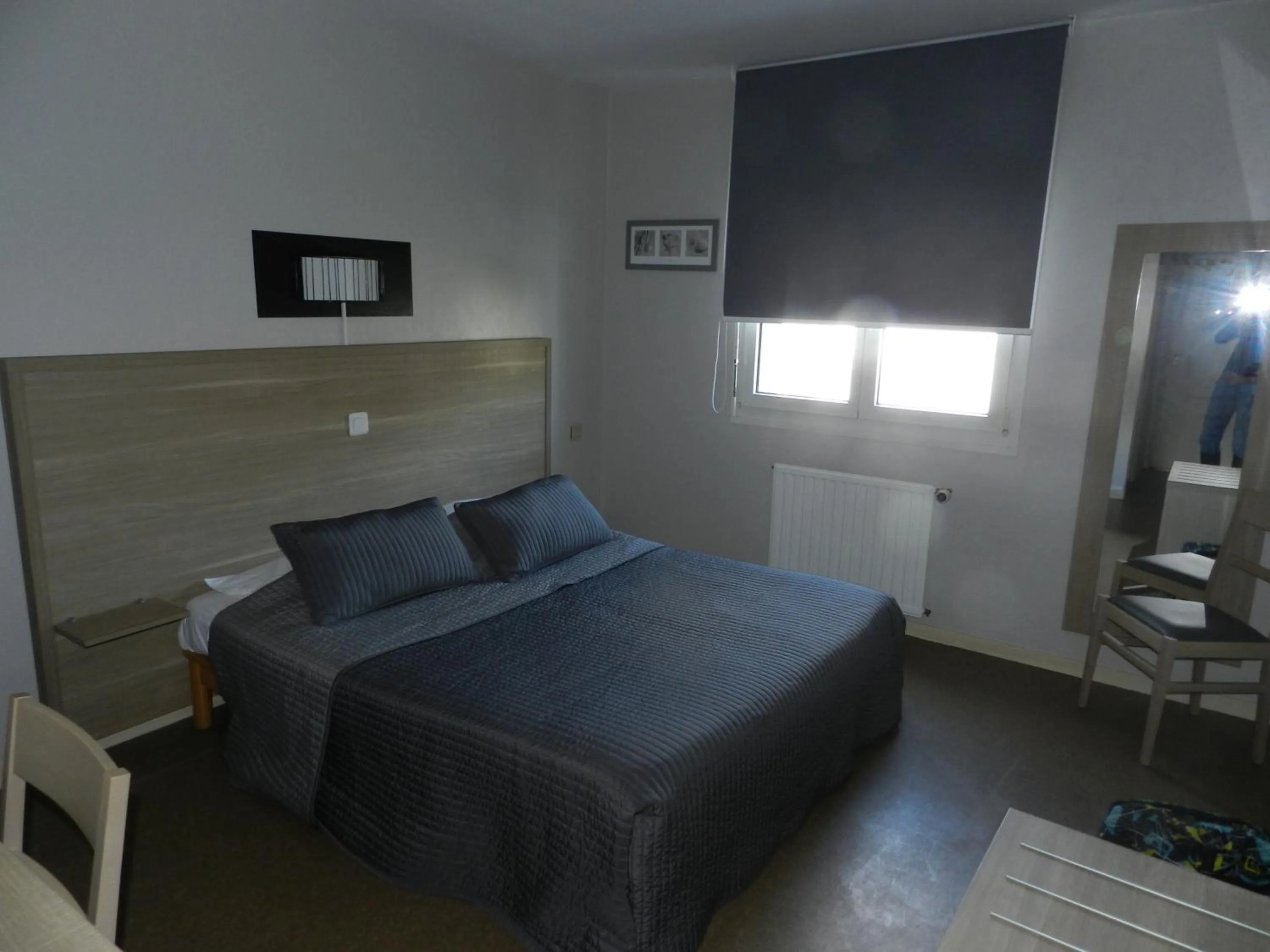 Pool view, Bed in Hôtel Le Cerizay