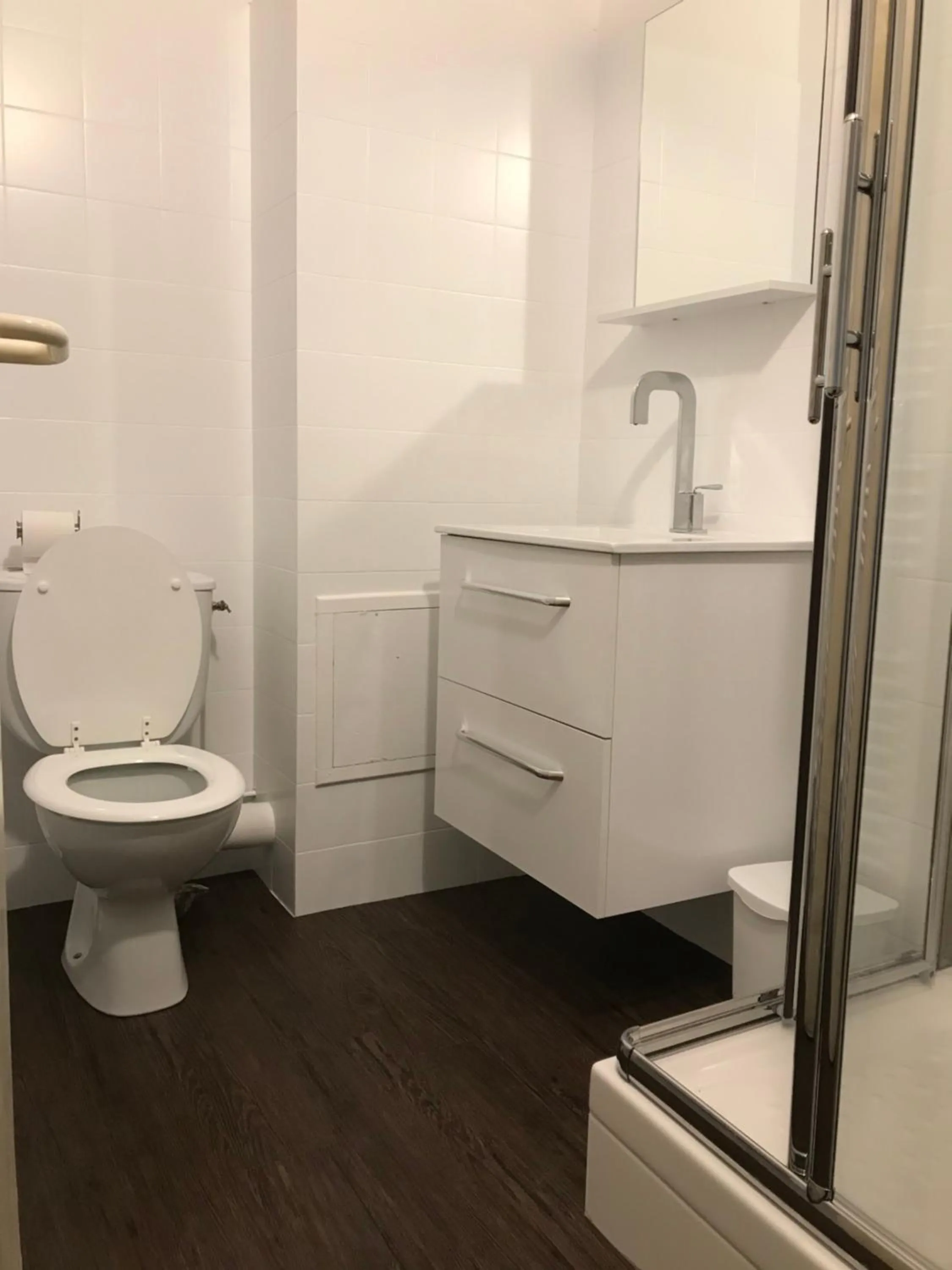 Bathroom in Hôtel Le Cerizay