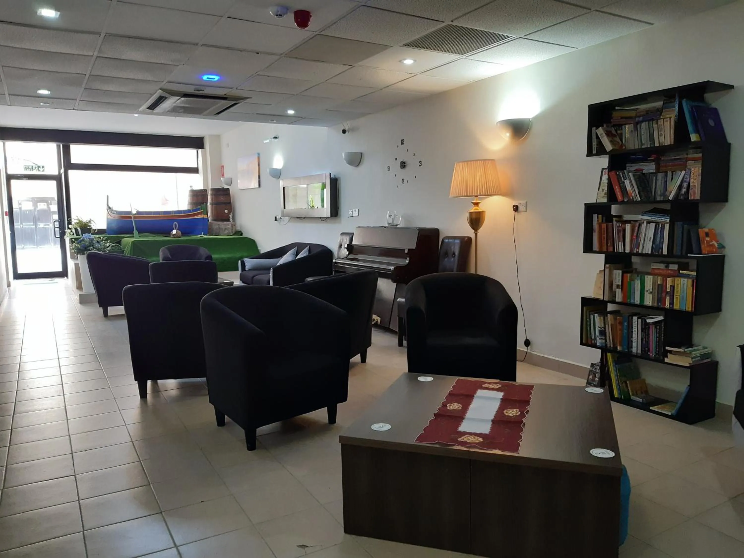 Communal lounge/ TV room in Tarona Guesthouse