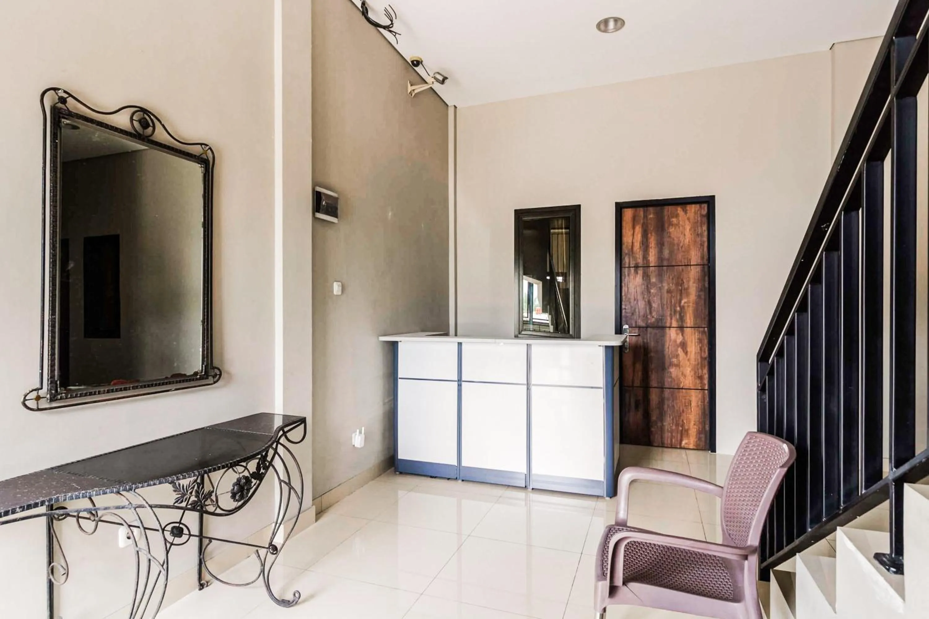 Lobby or reception in RedDoorz near Puri Indah Mall