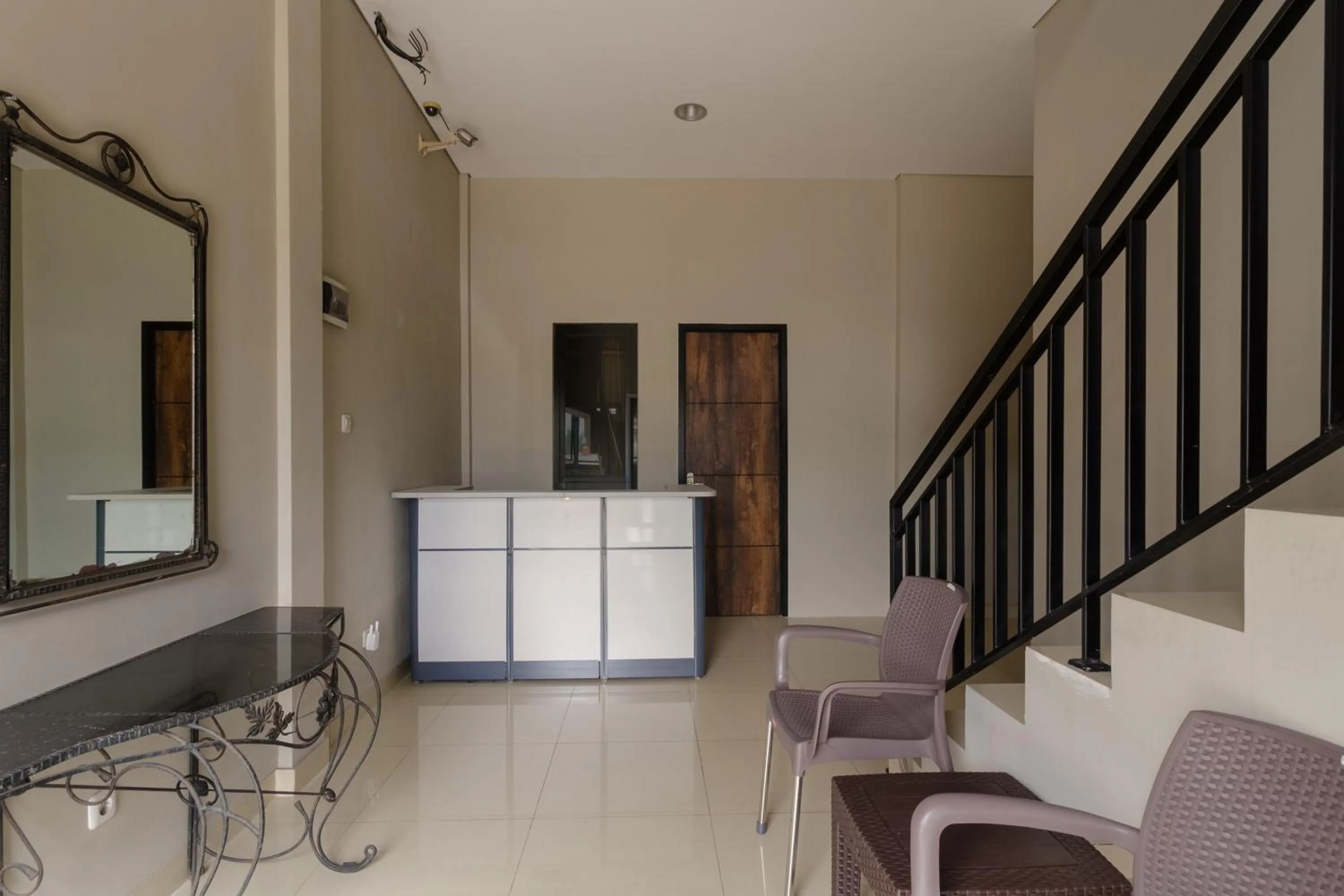 Lobby or reception in RedDoorz near Puri Indah Mall