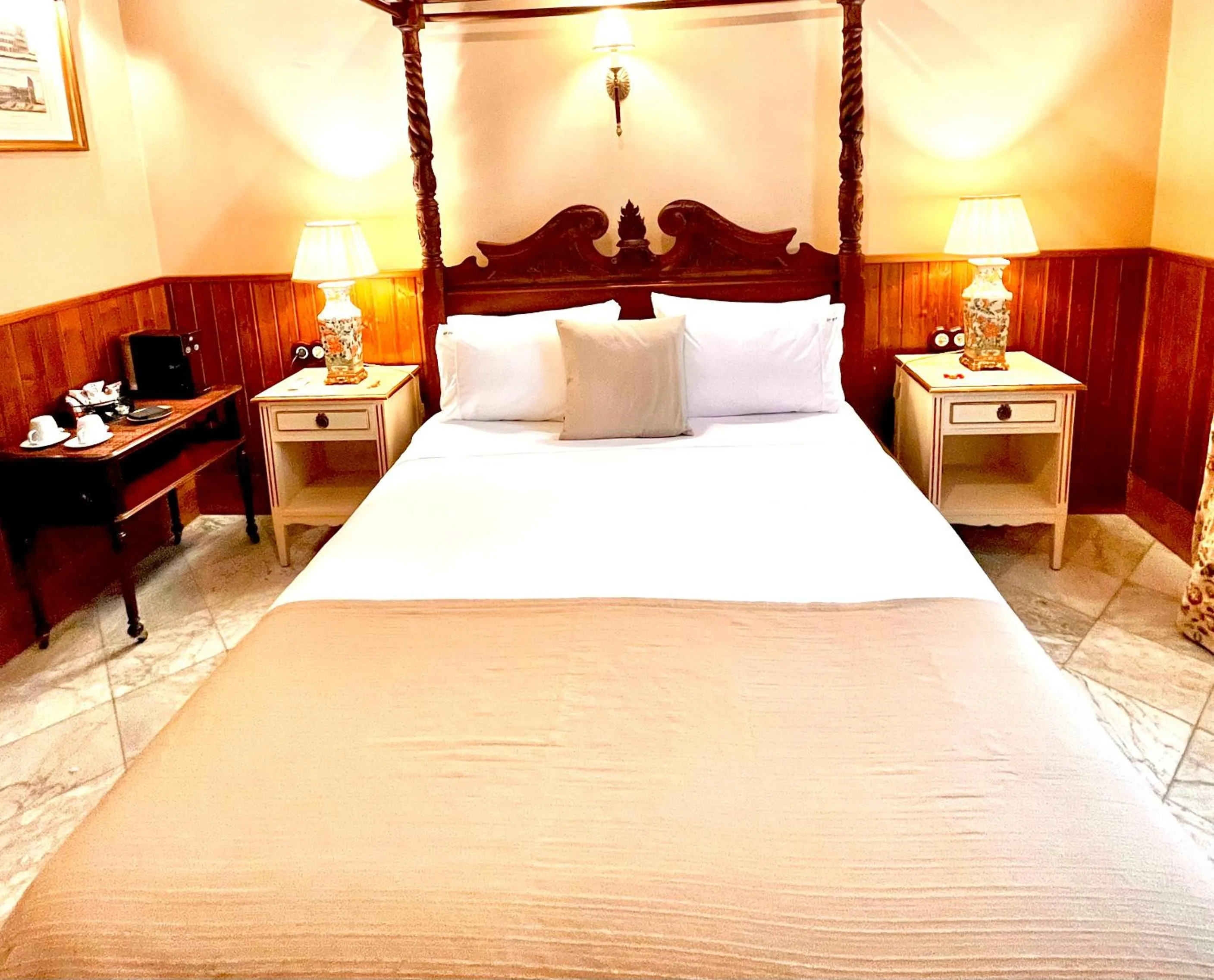 Text overlay, Bed in Hotel Boutique Conde de la Corte