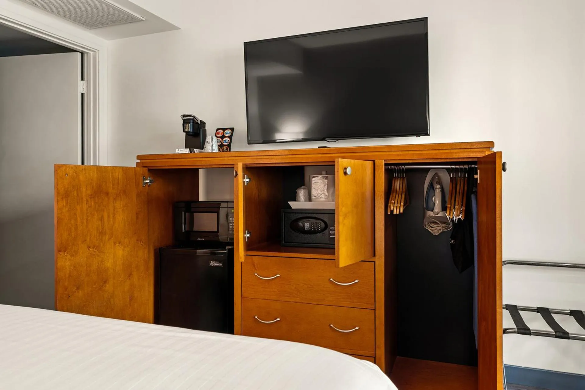 TV and multimedia, Bed in Vagabond Inn Glendale