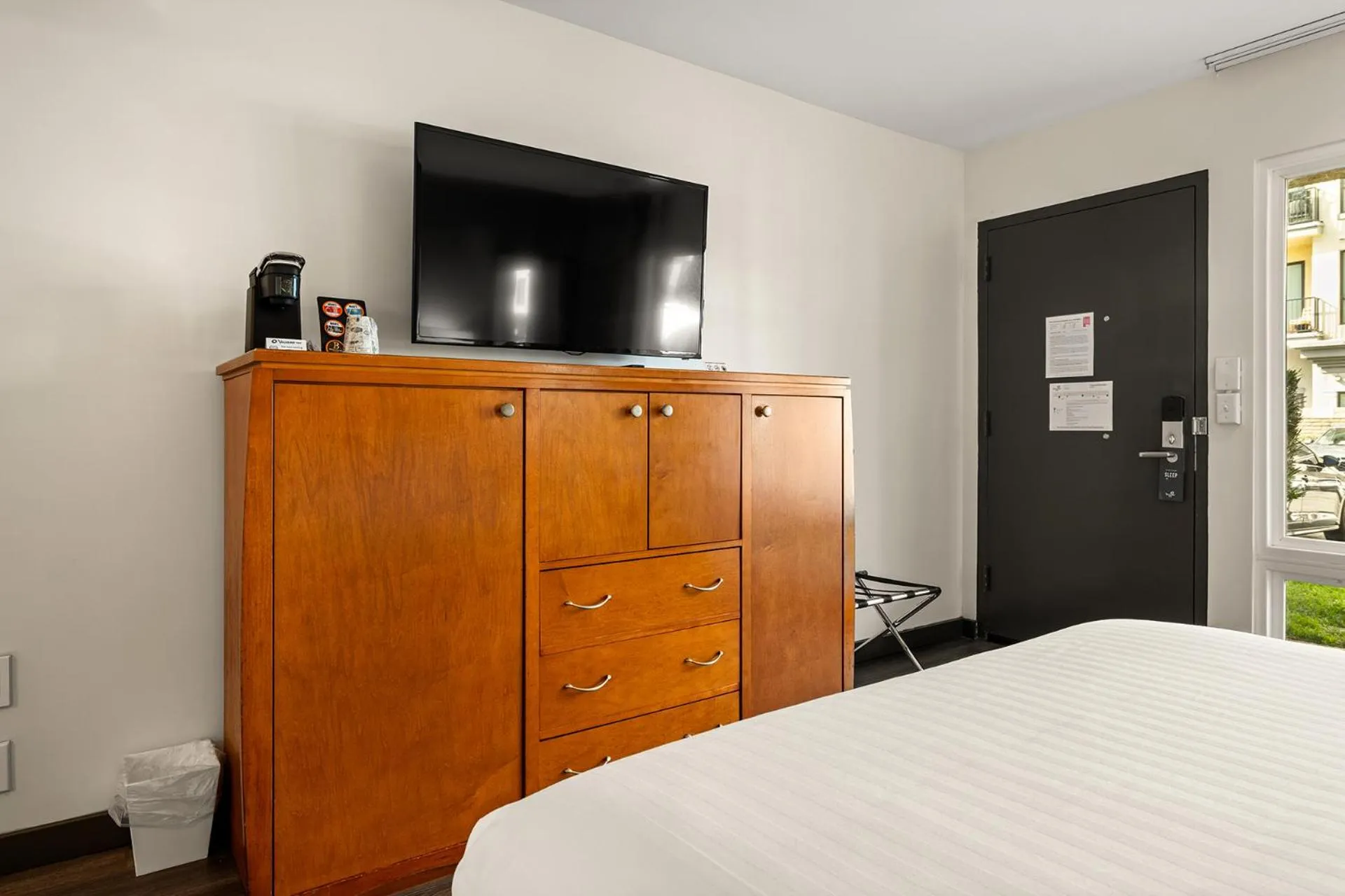 Bed in Vagabond Inn Glendale